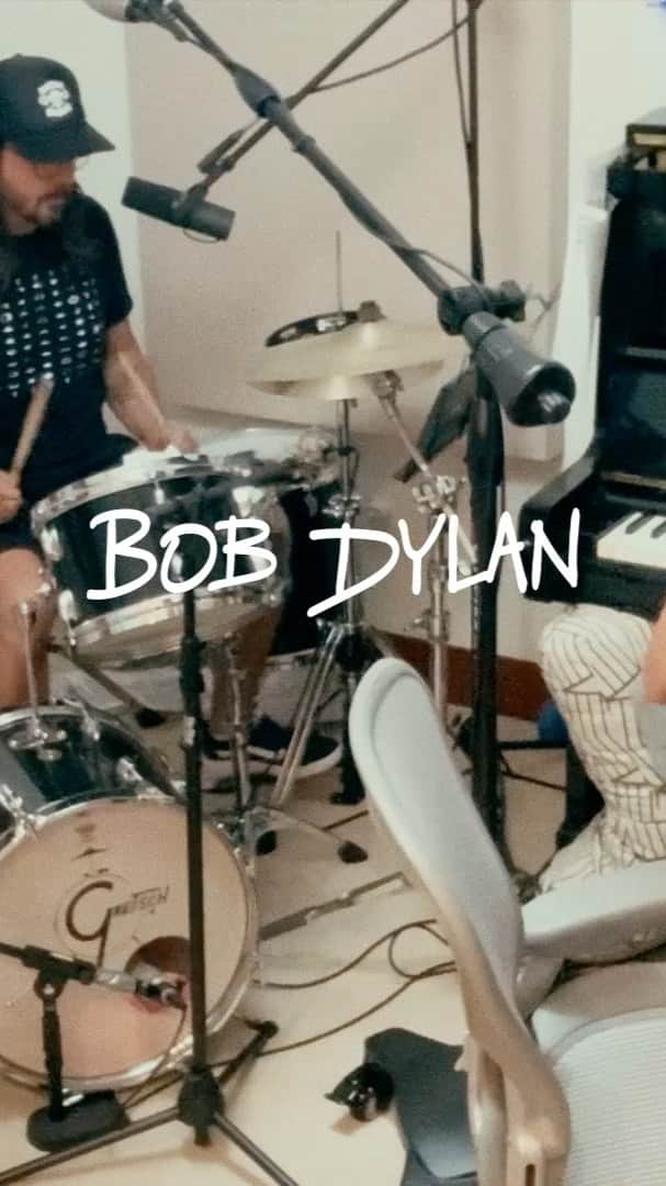 フー・ファイターズのインスタグラム：「So now everybody must get stoned (not in the Law of Moses sense) as we put some blood on this track: Rainy Day Women 12&35 by the immortal @bobdylan!    #hanukkahsessions #happyhanukkah @gregkurstin」
