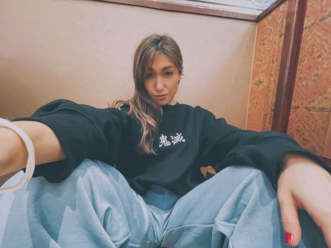 片桐舞子のインスタグラム：「#鬼滅 🔥  #スタバのお姉さん食いつく#GUコラボなんですよーえへへーて説明#この人オタクなんだって目で見られる#満足❤️」
