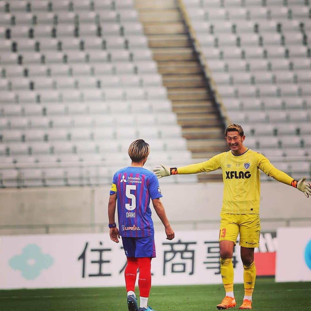 FC東京オフィシャルグッズさんのインスタグラム写真 - (FC東京オフィシャルグッズInstagram)「🔵🔴 vs #サンフレッチェ広島  アジアでの経験でさらにBIGな守護神へ。 確かなセーブと声で最後尾からチームを支える。 @gohatano50  @fctokyoofficial  #波多野豪 #FC東京 #fctokyo #tokyo」12月15日 9時59分 - fctokyoofficial