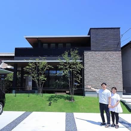 西本ハウスのインスタグラム：「🎈 【外観特集】  西区庚午北 NH様邸 注文住宅  【モデルハウス見学予約受付中🏠】 土日祝はもちろん平日でも色々なスタイルのモデルハウスをご見学いただけます😊🎈  場所:安佐南区山本新町（春日野）  イベント情報はこちら▼ @nishimoto_house ⇧プロフィールのURLよりご覧いただけます👀  #西本ハウス #広島県 #工務店 #ZEROCUBE #ゼロキューブ #グッドデザイン賞 #1000万円からはじめる家づくり #子育て世代の家  #子育て世代の家づくり #デザイン住宅  #デザイナーズ住宅 #新築一戸建て #マイホーム #新築マイホーム #注文住宅 #規格住宅 #家づくり #暮らしを楽しむ #セミオーダー住宅 #セミオーダー #セミオーダーハウス #広島建売 #建売 #分譲住宅 #分譲中 #広島分譲住宅」