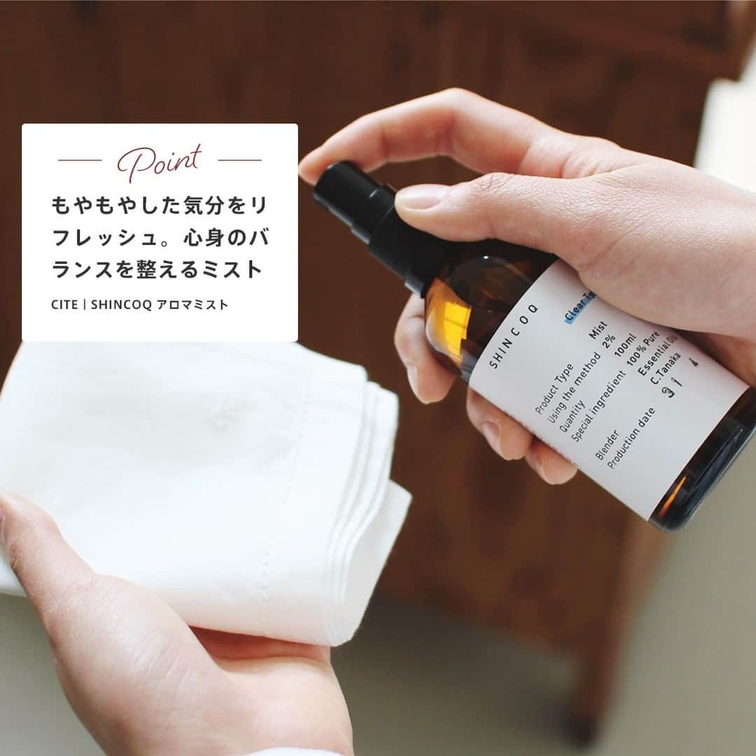 キナリノさんのインスタグラム写真 - (キナリノInstagram)「【私、私たちへのごほうび特集】  ＼キナリノモール／  －－－－－－－－－ 湯たんぽや手編みのティーコージーで、あったかい時間を＊ デスクやシェルフの一角にアートや花瓶、アロマアイテムを飾るお気に入りスペースを作りましょう。 インテリアも冬支度をして、お部屋も気分も心機一転しませんか。  ちょっぴり贅沢なキナリノモールのライフスタイルアイテムをご紹介します。  - ギフトにおすすめのアイテムを一覧で見れるページができました。 https://kinarino-mall.jp/christmas_items  キナリノアプリでは期間限定で、 お買い物のページ→ラキングタブの左に「人気ギフト」のタブが追加されました。 -  －－－－－－－－－ https://kinarino-mall.jp/christmas/for_me_lifestyle  ▶プロフィールの「クリスマス」ボタンから、ご紹介商品をまとめてご覧いただけます。→@kinarino_official  ▶キナリノアプリでもご紹介中！ 「お買いもの」→「おうちでクリスマス特集」 　 ※ダウンロードはプロフィールリンクから→@kinarino_official  #クリスマス #クリスマスプレゼント #クリスマスギフト #クリスマスインテリア #おうちクリスマス #キナリノモール #キナリノ #インテリア #湯たんぽ #花瓶 #アロマ #kinarino #kinarinochristmas #Christmas #Christmasgift #Christmasparty #gift #interior」12月15日 10時00分 - kinarino_official