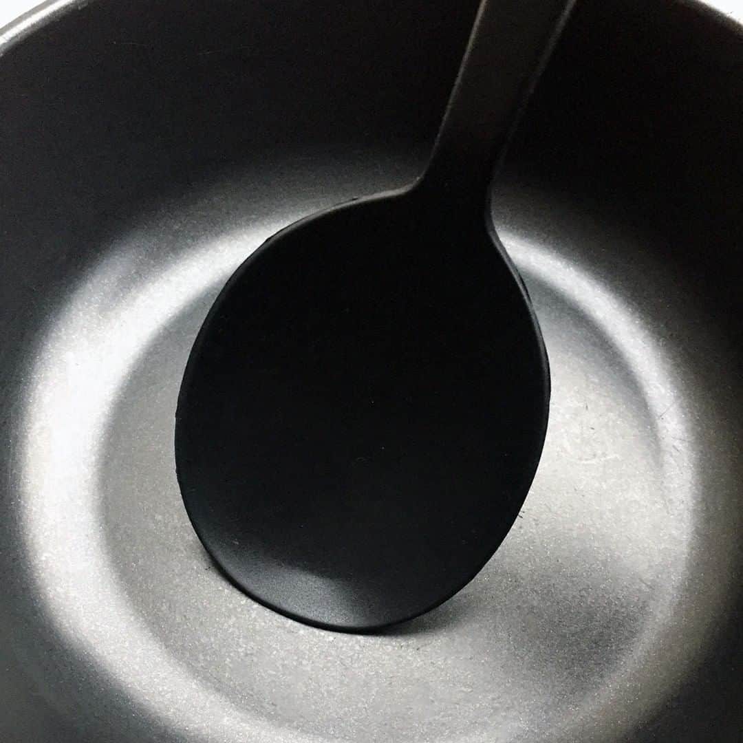 無印良品さんのインスタグラム写真 - (無印良品Instagram)「【くらしのコツ】つくった料理は、全部すくう - 日々のくらしに役立つコツを紹介します。 - ごはんをつくり、使った鍋やフライパンを洗う。毎日くり返す、家事のひとつです。 ですが、すくい残した食材が鍋やフライパンに残り、こびりついていると、洗いものの手間がかかってしまうことに。 - 鍋やフライパンの料理を残さず、きれいにすくい取れると、その後の洗いものにかかる手間を、一気に軽くできます。 シリコーン調理スプーンは、しなやかなシリコーンのすくい心地と、芯に入れたステンレス鋼の手応えで、力をしっかりと伝えながら、鍋肌をぬぐうように、もれなく食材をすくえます。 - もちろん、きれいにすくい取ることは、つくった料理をムダにすることなく、すべて食べ切ることにもつながります。 おいしいごはんをしっかり食べて、そして、日々の洗いものも効率良く。 - #無印良品 #MUJI #くらしのコツ #stayhome #おうち時間 #シリコーン調理スプーン #キッチン用品 #調理器具」12月15日 10時00分 - muji_global