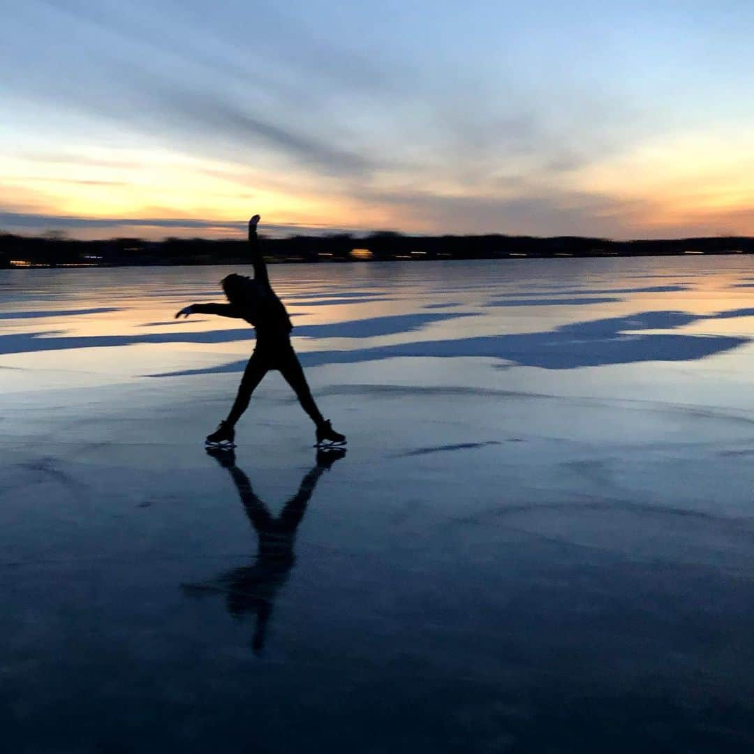 アレクサンダー・ジョンソンのインスタグラム：「Nothing like a little frozen water and a sunset ❤️」