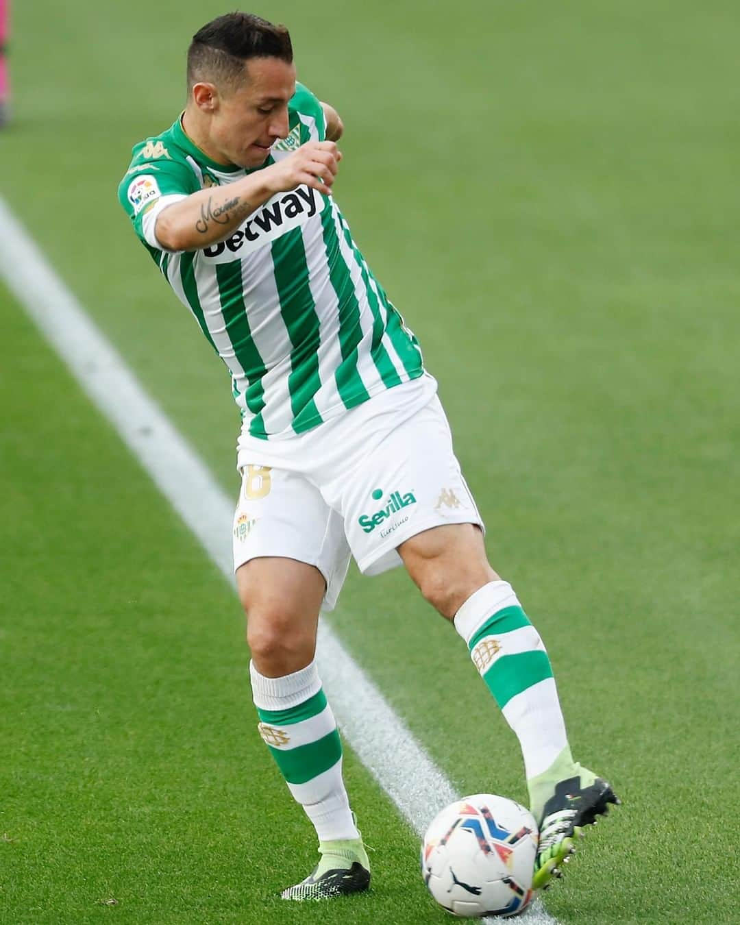 LFPさんのインスタグラム写真 - (LFPInstagram)「Under CONTROL! 😄 🇲🇽 • ¡Bajo CONTROL! 🇲🇽 ⚽ • #Guardado #RealBetis #LaLiga #LaLigaSantander #Football #YouHaveToLiveIt #HayQueVivirla」12月15日 10時13分 - laliga