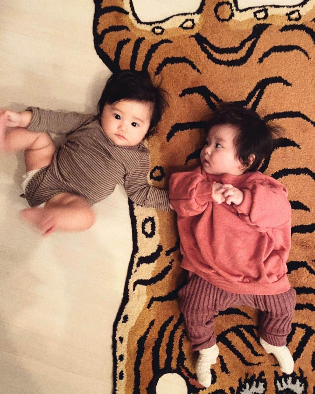 EMILY/BLUEさんのインスタグラム写真 - (EMILY/BLUEInstagram)「いと❤️にこり🌈 みんなでいつか恋話とかしたいなーーー🥴 #babygirl #baby #fashion #コーディネート #ファッション #ママファッション  #カジュアルコーデ #赤ちゃんのいる生活 #男の子ママ #女の子ママ #子供のいる暮らし #インテリア #キッズコーデ #0歳 #赤ちゃん #いとにこ #幼なじみ #友達」12月15日 10時24分 - emilybluejewelry0220