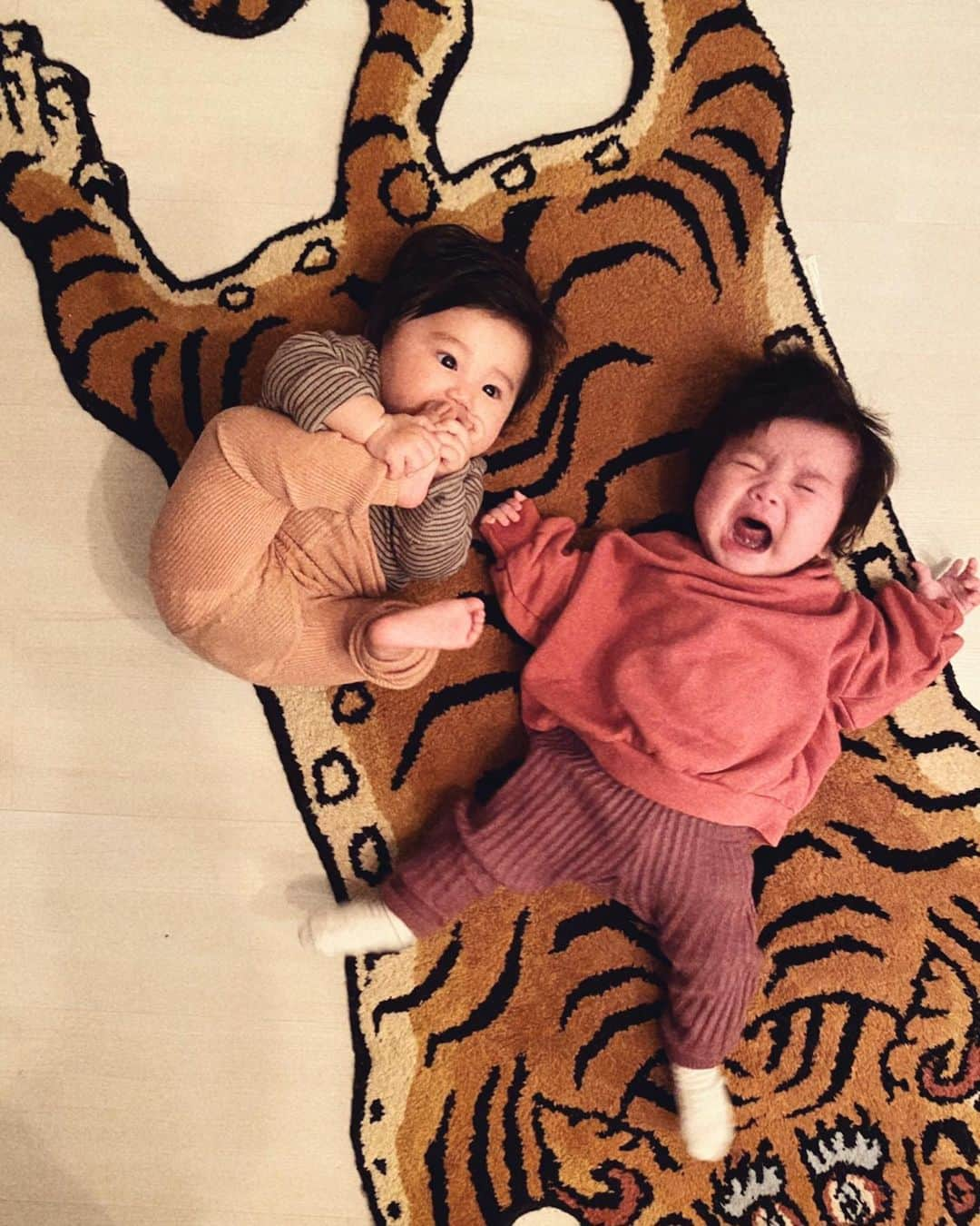 EMILY/BLUEさんのインスタグラム写真 - (EMILY/BLUEInstagram)「いと❤️にこり🌈 みんなでいつか恋話とかしたいなーーー🥴 #babygirl #baby #fashion #コーディネート #ファッション #ママファッション  #カジュアルコーデ #赤ちゃんのいる生活 #男の子ママ #女の子ママ #子供のいる暮らし #インテリア #キッズコーデ #0歳 #赤ちゃん #いとにこ #幼なじみ #友達」12月15日 10時24分 - emilybluejewelry0220