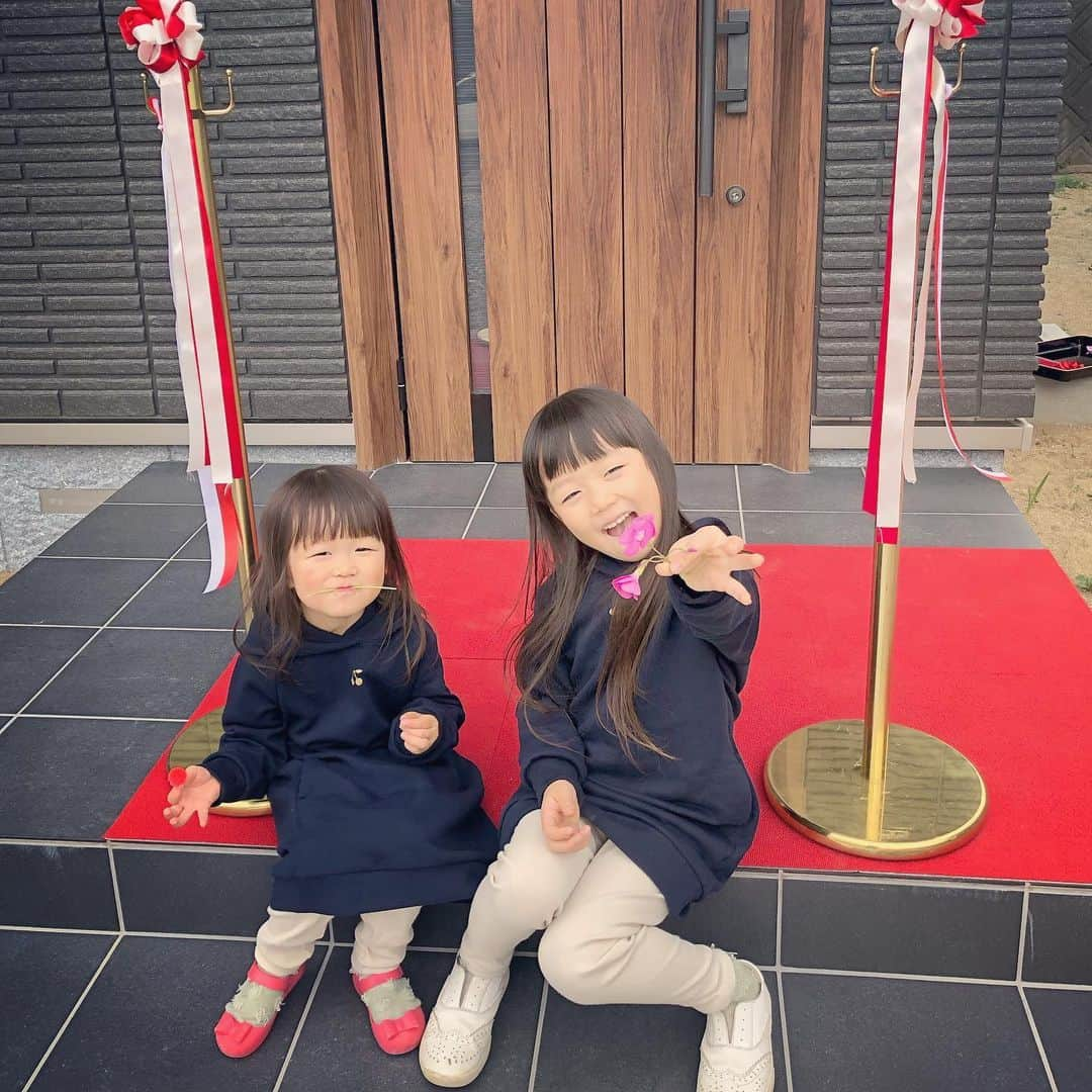 kyokkyさんのインスタグラム写真 - (kyokkyInstagram)「11月22日良い夫婦の日にお家の引渡しが終わりました🏠新しい生活に楽しみや不安もありますが、、今の私ワクワクしてます❣️人生初の、救急車からの、緊急入院からの開頭手術となりコロナ時代に1人ぼっちで入院しておりましたが…🙈私は元気でーす❣️  皆様もこんな時代ですが良いお年をお迎えください⭐️ テープカット✂︎誰もみてない時にはなちゃんがcut✂︎してしまい、それぞれの思いの顔をしている様子です✂︎笑」12月15日 10時28分 - kyokky