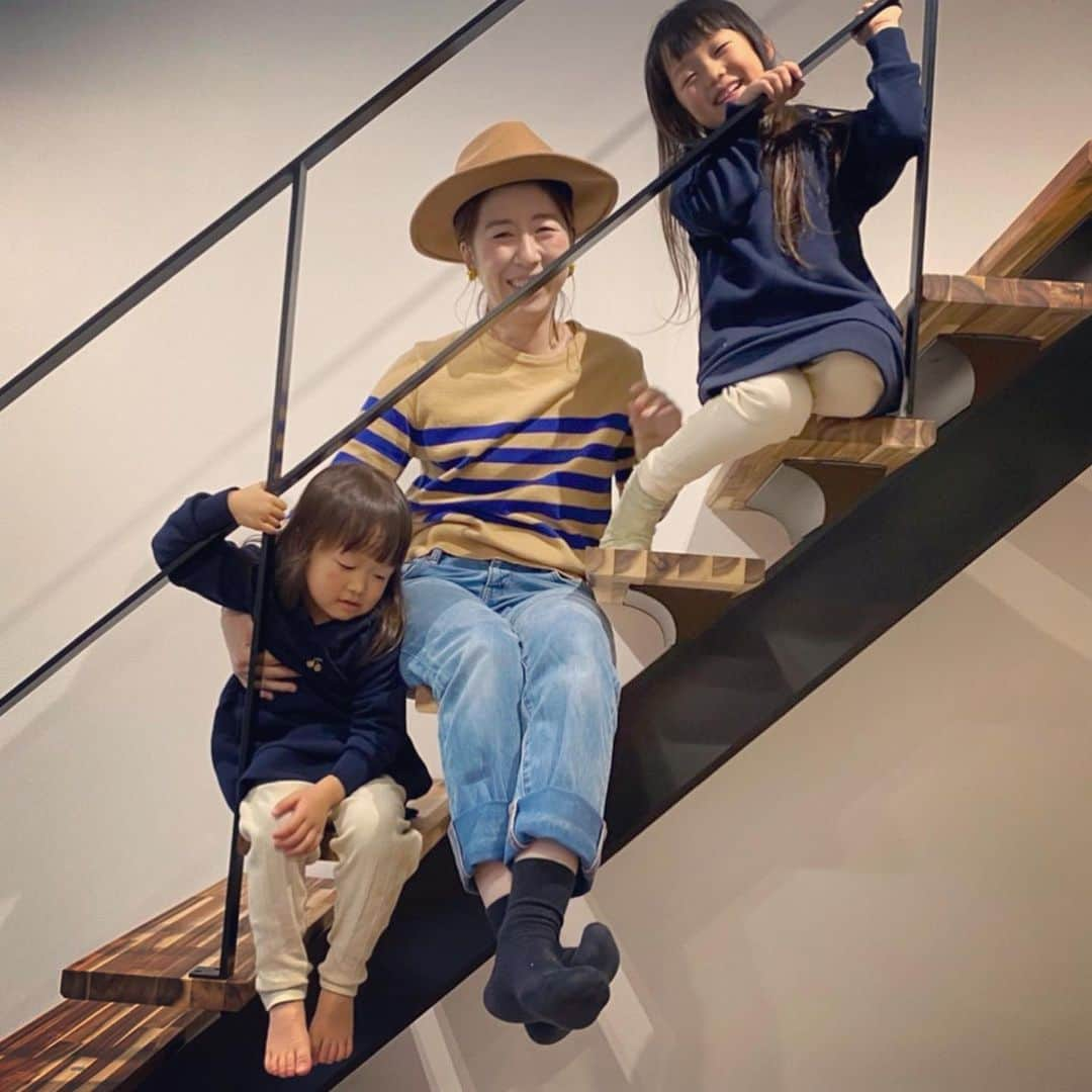 kyokkyさんのインスタグラム写真 - (kyokkyInstagram)「11月22日良い夫婦の日にお家の引渡しが終わりました🏠新しい生活に楽しみや不安もありますが、、今の私ワクワクしてます❣️人生初の、救急車からの、緊急入院からの開頭手術となりコロナ時代に1人ぼっちで入院しておりましたが…🙈私は元気でーす❣️  皆様もこんな時代ですが良いお年をお迎えください⭐️ テープカット✂︎誰もみてない時にはなちゃんがcut✂︎してしまい、それぞれの思いの顔をしている様子です✂︎笑」12月15日 10時28分 - kyokky