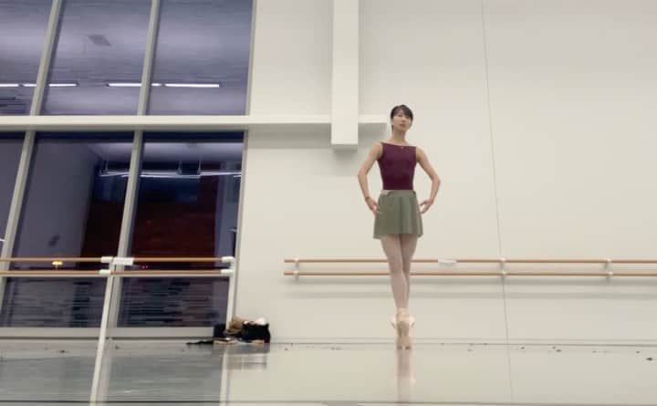 のインスタグラム：「Dancing is the best way to distract yourself from stress.  まだまだ癖だらけのピルエット。 改善しなきゃいけない所が多すぎる。」