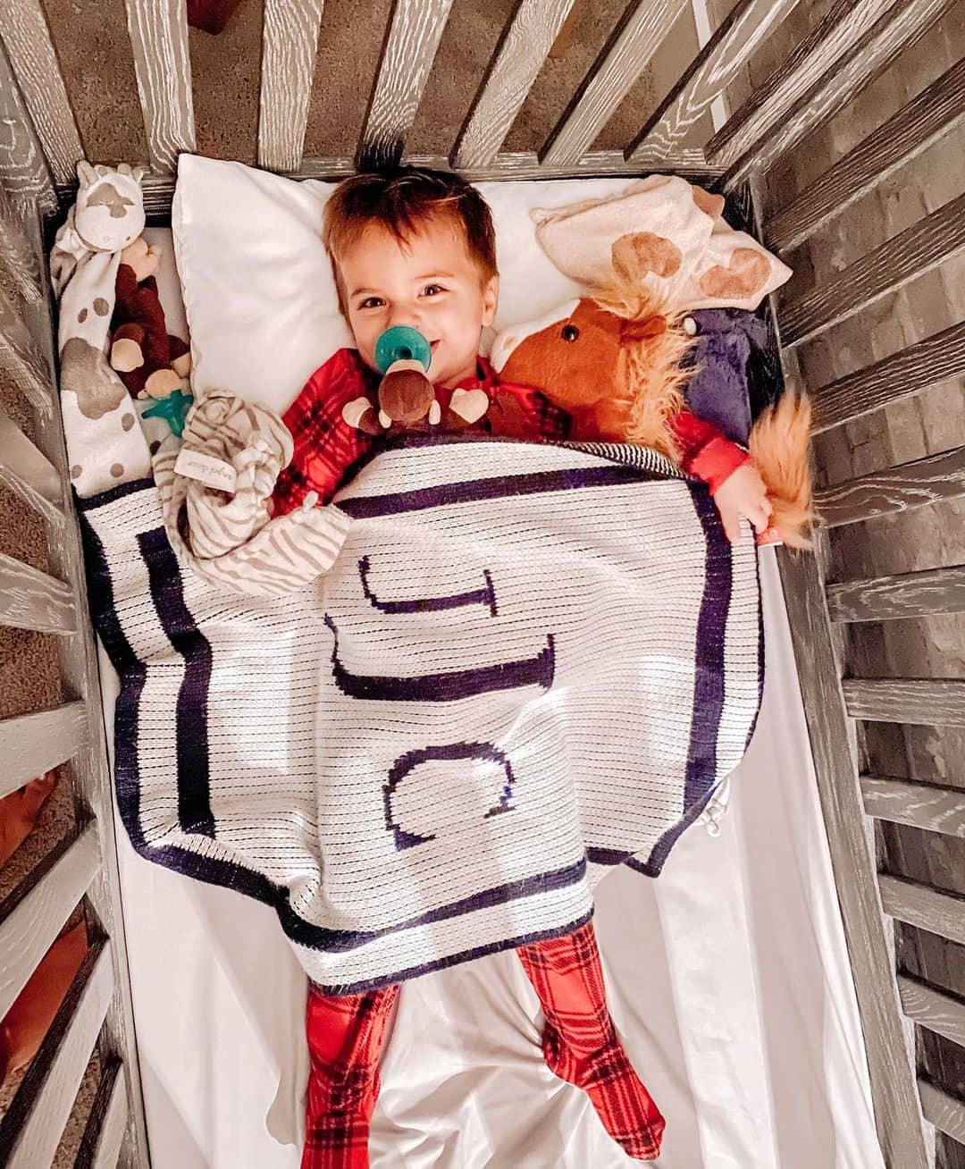 ジャナ・クレイマーのインスタグラム：「My baby you will always be!!! Side note I was having this convo with my mom friends earlier about when to transition to toddler bed. Jolie was 3. And OMG I forgot to put his sleep sack on literally as I’m typing this 🙈🙈🙈. MOM FAIL.  Do I go back in his room and put on?!? Fml. He started to wear a sleep sack because about 6 months ago he decided to climb out of crib and the sleep sack was only thing that prevented him from getting out. Maybe he won’t notice it’s on?!?! And honestly I want to keep him in there for as long as I can.」