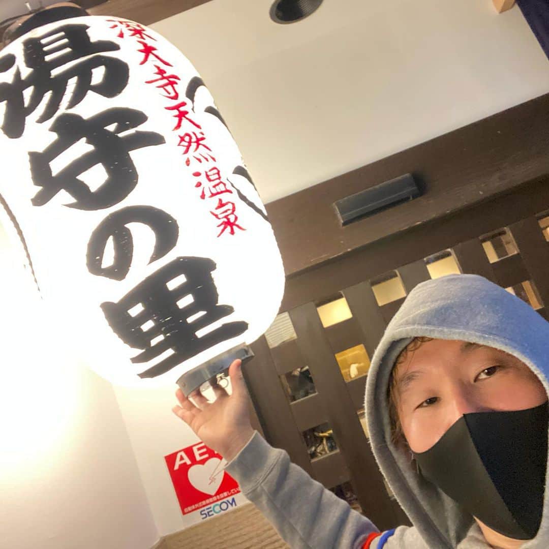 植田朝日のインスタグラム：「♨️♨️♨️﻿ ﻿ 昨日もサ活をかまして参りました。﻿ ﻿ 向かったのは深大寺天然温泉 湯守の里。﻿ ﻿ 真っ黒な湯に塩窯風呂(サウナ)、何故か映像を映し出してるプラネタリウム風呂が⁉️﻿ ここはパワースポットなんでしょうか！w﻿ ﻿ お肌スベスベっす。﻿ ﻿ #サウナ #サウナー #深大寺温泉 #湯守の里 #朝日のサ活」