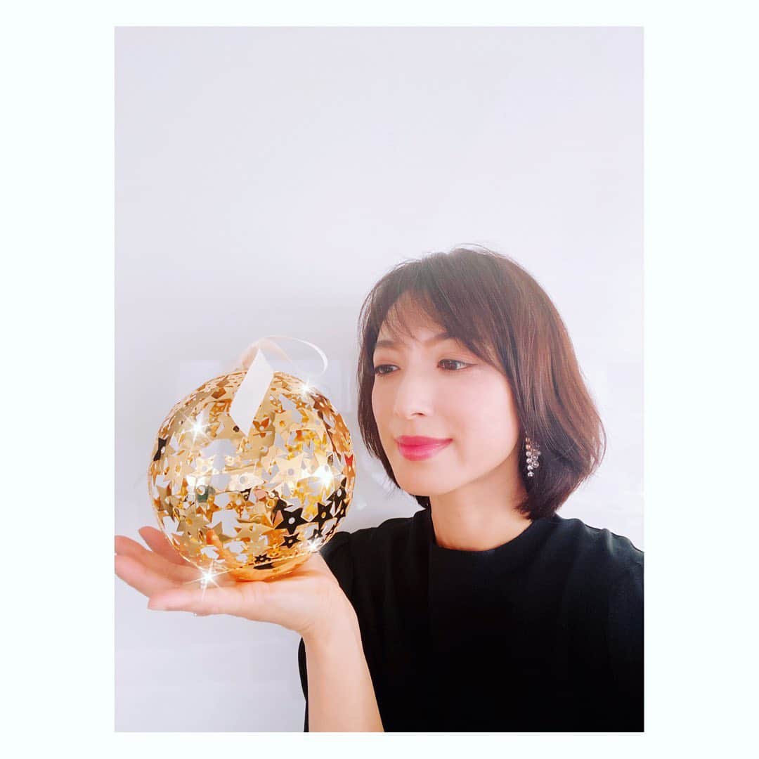 望月理恵さんのインスタグラム写真 - (望月理恵Instagram)「オーナメントボールの大きさ これくらいです。 意外と大きい☺️」12月15日 10時41分 - mochiee28