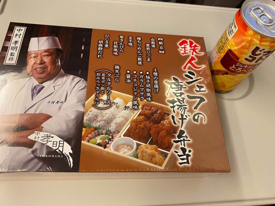 クロちゃんさんのインスタグラム写真 - (クロちゃんInstagram)「朝ごはん  マネージャーが新幹線乗る前に買っててくれた唐揚げ弁当。 これ美味しいんですよって。  誕生日プレゼントって言われたしん。 ゴチになります。  コーンスープは自分で買いました。」12月15日 10時43分 - kurochandesuwawa