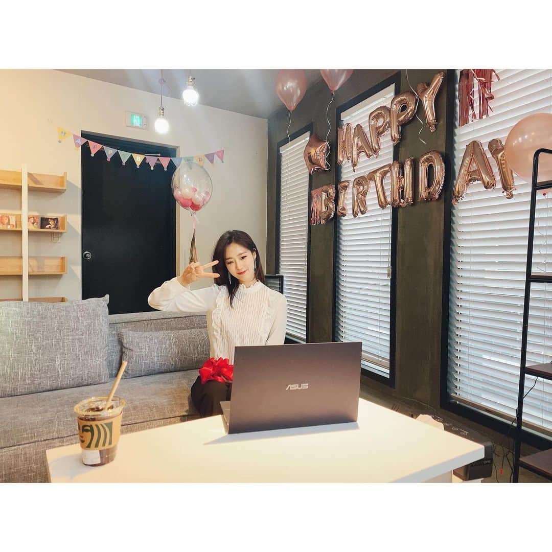 ハム・ウンジョンのインスタグラム：「[STAFF] Sweet Mateの皆さん🧡 12月12日のEUNJUNGの誕生日ZOOMイベント、 無事に終了いたしました🎂👏🏻  EUNJUNGから写真が届きましたので 皆さんにお見せします👀  とても暖かい時間でした💕 ありがとうございます😊  #EUNJUNG #함은정 #은정 #ウンジョン #ハムウンジョン」