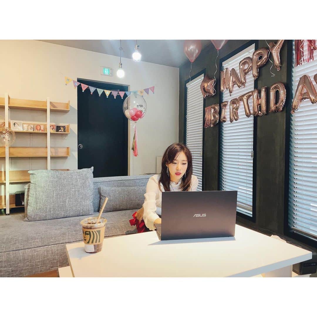 ハム・ウンジョンのインスタグラム：「[STAFF] Sweet Mateの皆さん🧡 12月12日のEUNJUNGの誕生日ZOOMイベント、 無事に終了いたしました🎂👏🏻  EUNJUNGから写真が届きましたので 皆さんにお見せします👀  とても暖かい時間でした💕 ありがとうございます😊  #EUNJUNG #함은정 #은정 #ウンジョン #ハムウンジョン」
