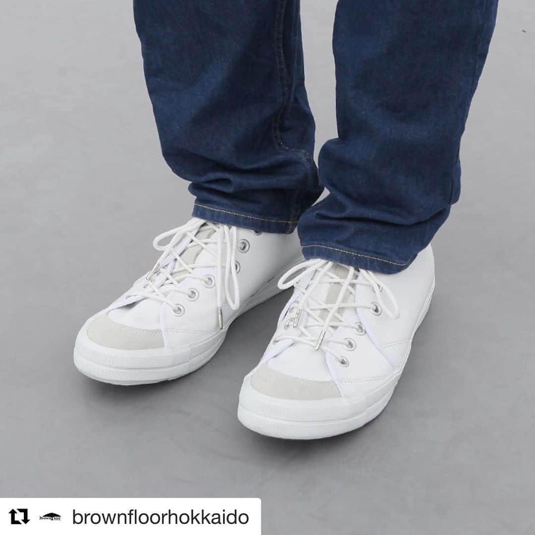 のインスタグラム：「#Repost @brownfloorhokkaido with @get_repost ・・・  ﻿ 【RFW】﻿ ﻿ RFWを代表するスニーカー『SANDWICH-LO』のレザーモデル。﻿ ﻿ アッパーのパターンが分かれて構成されており、足全体を包み込む様にホールド。﻿ 包み込むイメージから”サンドイッチ”という名前が付けられた。﻿ ﻿ アッパー両サイドの羽根を2枚のパーツに分けることで、履き口が大きく開き、着脱が行いやすい。﻿ ﻿ 交換可能な同色の平紐が付属する。﻿ ﻿ 『SANDWICH-LO LEATHER』﻿ ￥22,000﻿ ﻿ ﻿ #リズムフットウェア #rfw #セレクトショップ #札幌 #北海道 #メンズブランド #メンズコーデ #sapporo #hokkaido #fashion #mensfashion #coordinate #shoes」