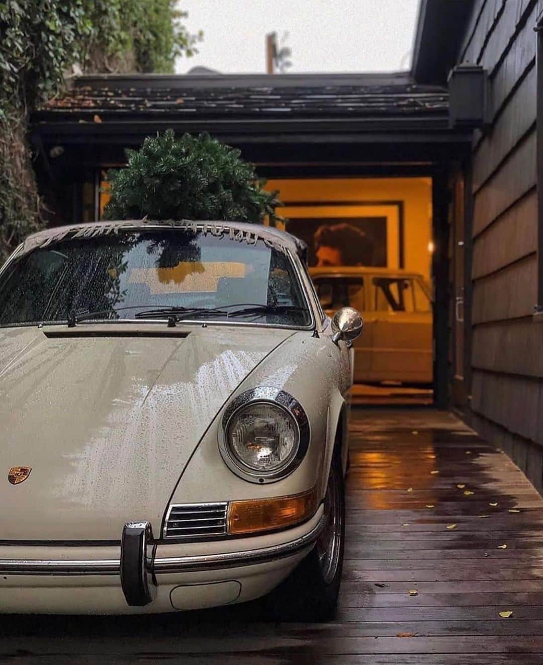 のインスタグラム：「HOLIDAY COUNTDOWN 🎁 Still need to get those presents to sit under the tree? Our cutoff to ensure everything arrives in time for Christmas is the 18th December ⏳ 📷 via @history.jc  #toddsnyder #carenvy #christmascountdown  #classiccar #vintagecar #porshe #christmastree」
