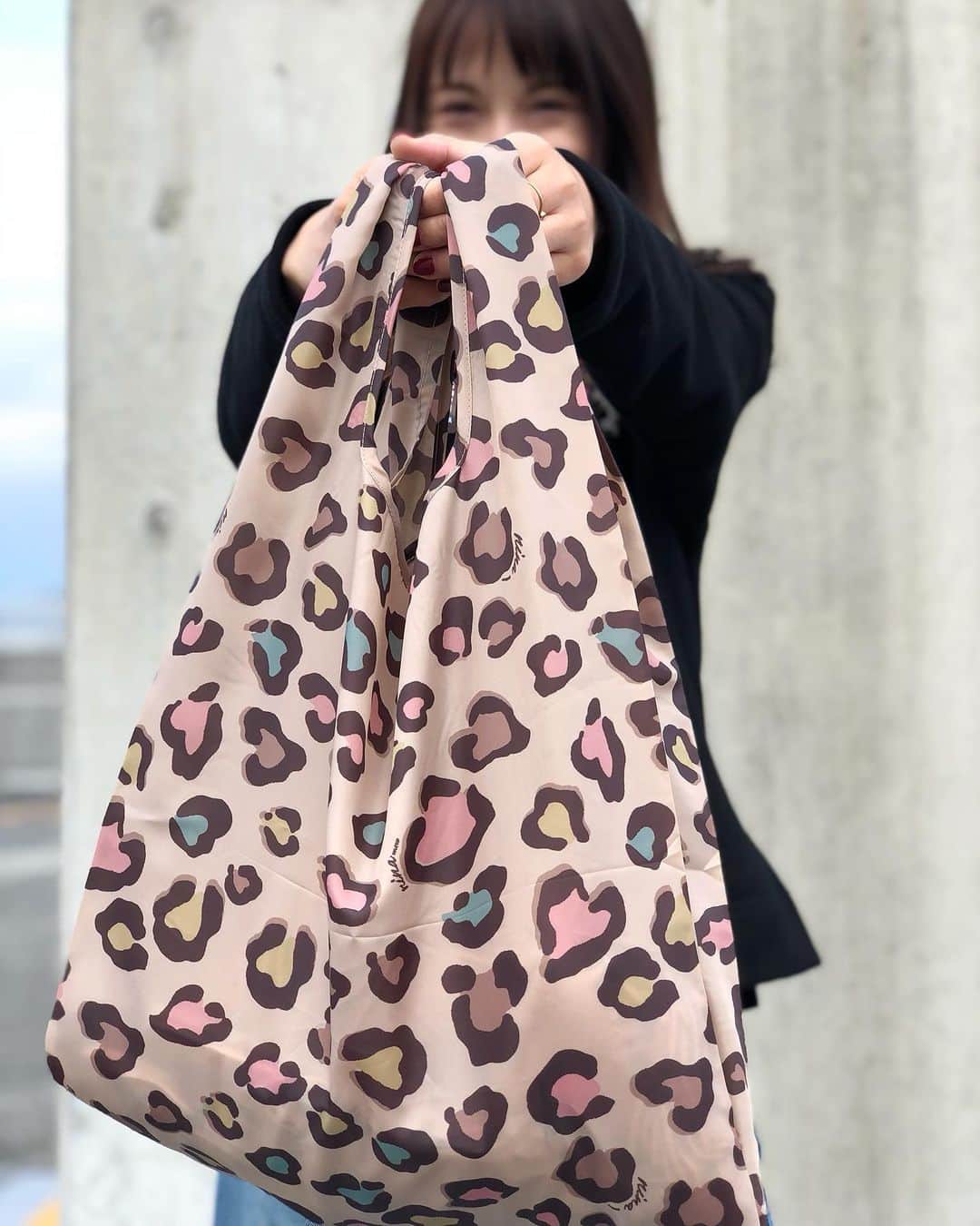 新谷美奈のインスタグラム：「.﻿ ﻿ 毎日使うエコバッグもコーディネートの一部🤍﻿ Nina mewらしいヒョウ柄でかわいく🥰﻿ ﻿ ﻿  🎍Nina mew 2021 HAPPY BAG🛍﻿ “新しい時代の、新しいかわいい”﻿ みんな大好き！Nina mewのヒョウ柄の﻿ アイテムが盛りだくさんな福袋☺️💗﻿ ﻿ ☑︎パーカー﻿ ☑︎ストール﻿ ☑︎マスク﻿ ☑︎マスクケース﻿ ☑︎エコバッグ﻿ ☑︎巾着バッグ﻿ ☑︎ソックス﻿ が必ず入って、総額7万円相当が11,000円！﻿ ﻿ この前ストーリーにUPしてた﻿ たくさんのご質問はハイライトにまとめてますので﻿ ぜひチェックしてみて下さいね💛﻿ ﻿ すでにご予約をたくさん頂いておりますので﻿ 気になる方はぜひお早めにご予約下さい😊﻿ ﻿ ____________________________________________﻿ ※数量限定のため、なくなり次第終了となります。﻿ ※ご予約は前金となっております。店頭にてご予約下さい。﻿ ____________________________________________﻿ ﻿ @ninamew_official#Ninamew#ニーナミュウ#GLAMOURbyGATHER#GATHER#ゆめタウン佐賀#ゆめタウン#セレクトショップ#selectshop#2021 #福袋 #新春#新春福袋 #HAPPYBAG #完売必至 #予約受付中#ご希望の方はDM下さいね🙋🏼💗」