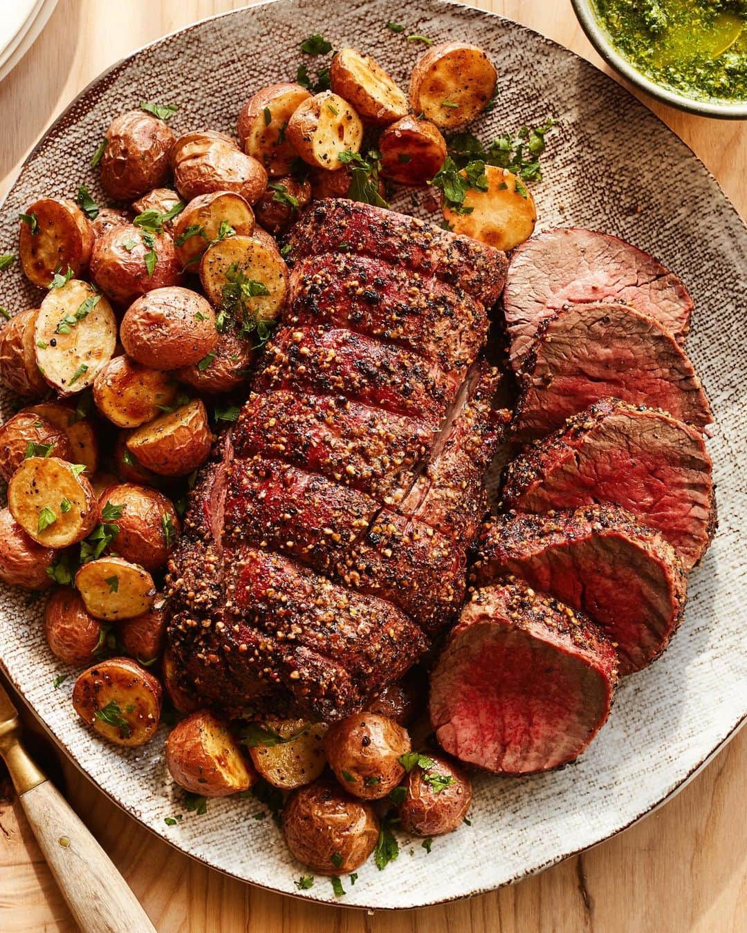 Gaby Dalkinのインスタグラム：「For everyone who requested a tenderloin - I got you!! We handled the latke situation last week and today we’re tackling the Christmas dinner menu!! There’s a mix and match menu on the blog so you can customize it depending on if you want meat, veg, risotto, etc! It’s 🔥🔥🔥🔥and linked in my profile https://whatsgabycooking.com/christmas-dinner-menu/」