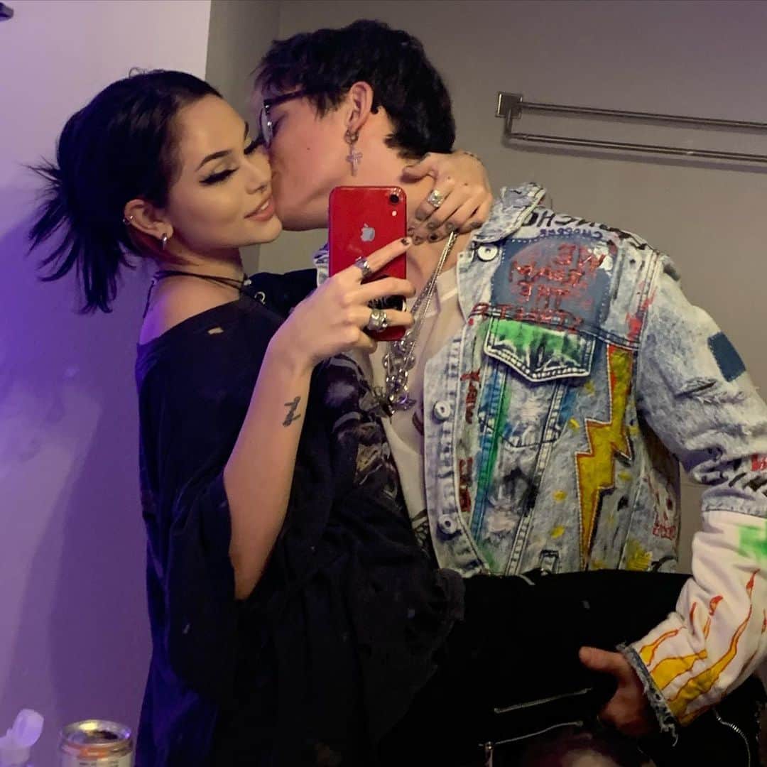 マギー・リンデマンのインスタグラム：「happy birthday my sagittarius king🖤 the shrek to my donkey. i feel like i luv u too much it’s dangerousssss」