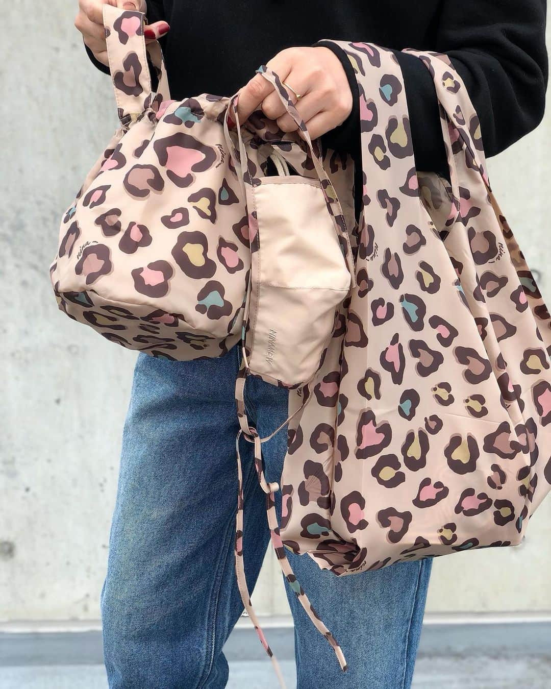 新谷美奈のインスタグラム：「.﻿ ﻿ 何気ない毎日を﻿ Nina mewのヒョウ柄でHAPPYに🥰﻿ ﻿ ﻿  🎍Nina mew 2021 HAPPY BAG🛍﻿ “新しい時代の、新しいかわいい”﻿ みんな大好き！Nina mewのヒョウ柄の﻿ アイテムが盛りだくさんな福袋☺️💗﻿ ﻿ ☑︎パーカー﻿ ☑︎ストール﻿ ☑︎マスク﻿ ☑︎マスクケース﻿ ☑︎エコバッグ﻿ ☑︎巾着バッグ﻿ ☑︎ソックス﻿ が必ず入って、総額7万円相当が11,000円！﻿ ﻿ この前ストーリーにUPしてた﻿ たくさんのご質問はハイライトにまとめてますので﻿ ぜひチェックしてみて下さいね💛﻿ ﻿ すでにご予約をたくさん頂いておりますので﻿ 気になる方はぜひお早めにご予約下さい😊﻿ ﻿ ____________________________________________﻿ ※数量限定のため、なくなり次第終了となります。﻿ ※ご予約は前金となっております。店頭にてご予約下さい。﻿ ____________________________________________﻿ ﻿ @ninamew_official#Ninamew#ニーナミュウ#GLAMOURbyGATHER#GATHER#ゆめタウン佐賀#ゆめタウン#セレクトショップ#selectshop#2021 #福袋 #新春#新春福袋 #HAPPYBAG #完売必至 #予約受付中#ご希望の方はDM下さいね🙋🏼💗」