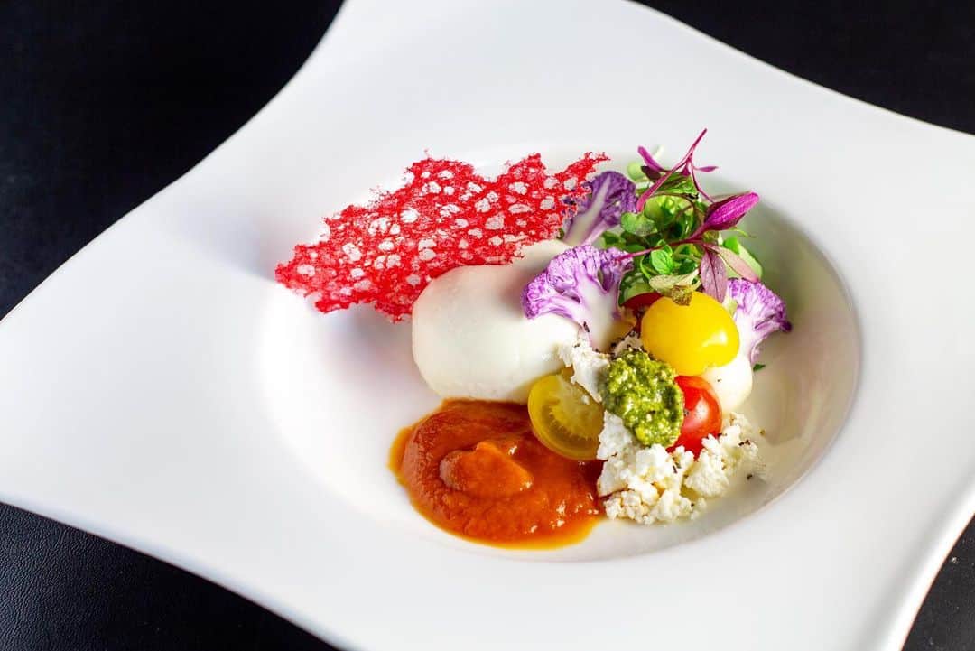 のインスタグラム：「レストラン「アマデウス」のプリフィクス＆野菜ソムリエ ランチコースが、冬仕様のメニューに。カリフラワーのブランマンジェや、真鯛とホタテ貝のアクアパッツア、春菊入りボンゴレビアンコなど、"免疫力 UP"に効果的とされている βカロテンやカリウム、リコピン、ペクチンを多く含んだ野菜たちをおいしくお召し上がりいただけます。 ————————————————— #ランチ #アマデウス #梅田ランチ #大阪ランチ #プリフィクス #カリフラワー #春菊 #ランチコース #野菜ソムリエ #野菜料理 #へルシー #ヘルシーランチ #冬グルメ ————————————————— Tag @westinosaka to share your image with us.  ⠀⠀ #WestinOsaka #ウェスティンホテル大阪」