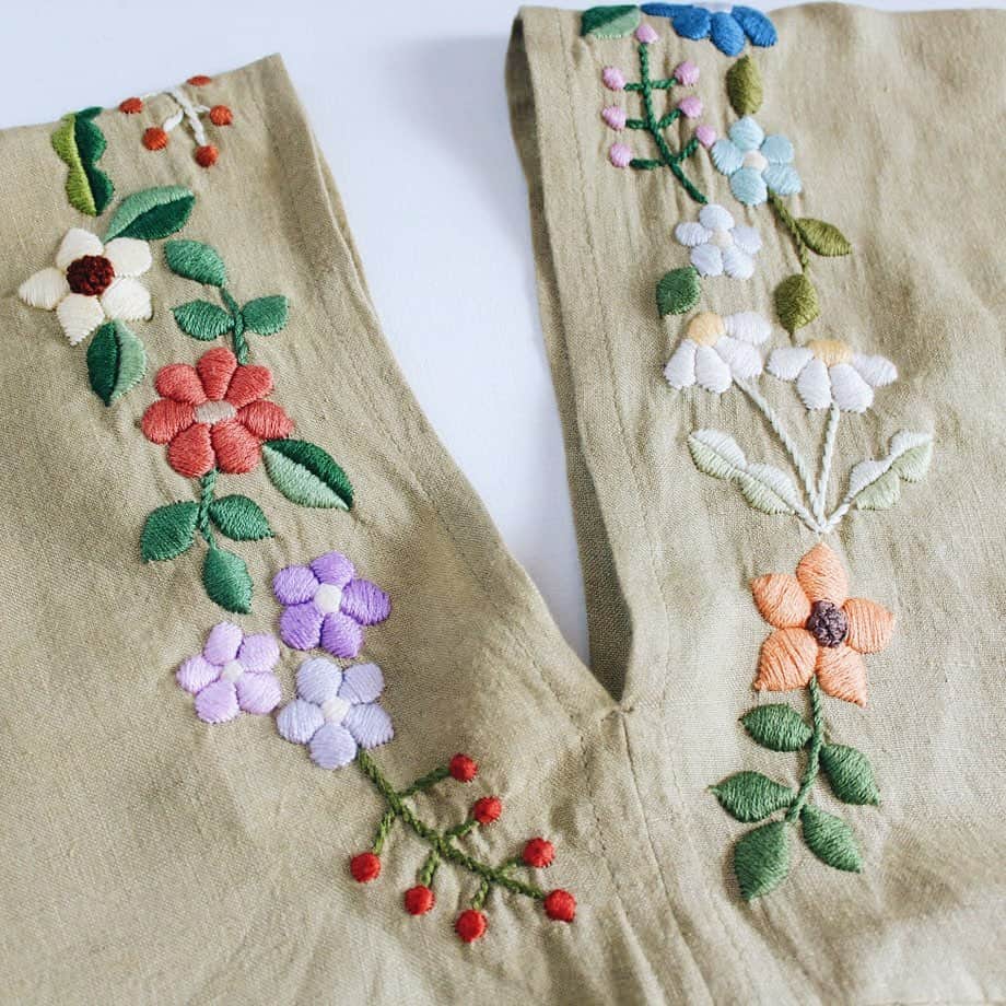手紙社のインスタグラム：「【ハンガリー刺繍がほどこされたワンピースはいかが？】﻿ ハンガリー刺繍とオリジナルデザインの刺繍を組み合わせて、一点もののワンピースを制作する「chebii」。鮮やかな花々が刺繍されたワンピースを纏えば、表情を明るくしてくれるようなパワーが感じられるかもしれません。オンラインミーティングでは、ハンガリー刺繍をはじめ東欧のヴィンテージものに影響を受けたきっかけなどをお話してくれますよ。﻿ ﻿ ーーーーー﻿ ﻿ ▼chebii（@hello_chebii）﻿ ﻿ オンラインミーティング﻿ →12/15（火）13:00〜﻿ ﻿ ショップ販売期間﻿ →12/15（火）14:00〜12/22（火）14:00﻿ ﻿ ーーーーー﻿ ﻿ ＜新しいオンラインフェスティバル・布博　開催概要＞﻿ 会期：2020年12月14日（月）〜26日（土）﻿ チケット：一般 1,000円／手紙社の部員 900円﻿ 会場：「新しいオンラインフェスティバル・布博」公式サイト﻿ ▶︎詳細は「@textilefabrics」プロフィールのURLから！﻿ ﻿ ーーーーー﻿ ﻿ ◎「新しいオンラインフェスティバル・布博」は3本立て！﻿ ﻿ 1）オンラインミーティング（番組）﻿ ▶︎12/14（月）〜19（土）毎日開催！﻿ 出展者による作品紹介やアトリエツアーなどの番組を生配信！﻿ 作り手との会話をお楽しみいただけます。﻿ ﻿ 2）オンラインショッピング﻿ ▶︎12/14（月）〜毎日異なる出展者が販売を開始します！﻿ 出展者による新作や、ここでしか買えない限定作品、もちろん、定番商品も購入することができます！﻿ ※それぞれの販売期間は公式サイトからご確認ください﻿ ﻿ 3）スペシャル音楽ライブ番組﻿ 12/20（日）は7時間を超える生放送をお届け！﻿ 豪華アーティスト4組による音楽ライブや、プロのスタイリストが布博アイテムのスタイリングを紹介する「ライブスタイリング」を生配信します！﻿ ﻿ #手紙社#手紙舎#布博#オンラインイベント#新しいオンラインフェスティバル#新しいオンラインフェスティバル布博#ブローチ博#布雑貨#手芸#テキスタイル#刺繍#ブローチ博#ハンドメイド#編み物#手織り#ワンピース#ハンガリー刺繍#服#chebii#tegamisha#nunohaku#textile#textiledesign#fabric#handmade#handcraft#accessory#embroidery」