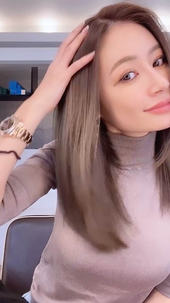 のインスタグラム：「@rrsalon_ でヘアカラーメンテナンス  レイカのインスタ見て毎月何十人もフォロワーさんも　@rrsalon_ 来てるって聞いてびっくり😆  抜けてきちゃった色と根元にバイオレットをプラスして少しだけ赤みもいれた✩︎⡱  @rrsalon.aoyama いつもありがとう❤️  #hairtransformation #冬カラー #ヘアカラー  #トリートメント #ビフォーアフター」