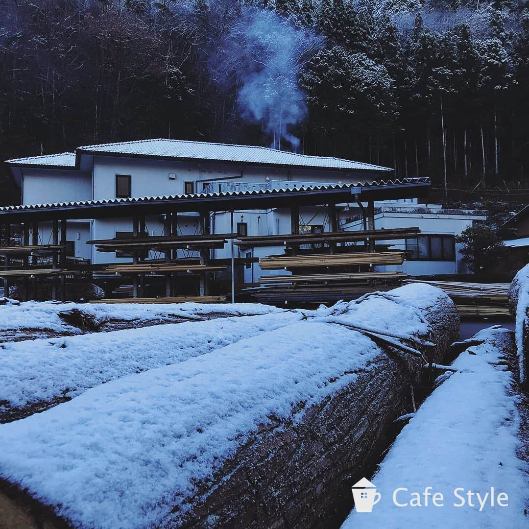 カフェスタイルさんのインスタグラム写真 - (カフェスタイルInstagram)「下呂の本社工場より  本社工場、今年初雪です^ ^  ○＊○＊○＊○⠀ ⠀⠀⠀ !!!!!設計士 募集中!!!!! 現在無垢ストーリーでは、カフェのような家を設計してみたい！自然素材にこだわった家を手掛けたい！そんな想いの設計士の方を募集しております。⠀ ⠀ 少しでも気になった方はHPまで！→⠀ @mukustory をクリック！⠀⠀ ⠀  「カフェのような家を建てたい！」 そんなあなたへ、 #無垢Story が夢のマイホーム  を実現するお手伝いをいたします。 無垢Storyは自然素材にこだわった居心地のいい 注文住宅 を建築しています。 「カフェスタイル」をコンセプトに、カフェ風のナチュラルインテリアでスローライフを楽しめる家をつくっています。 私たちの得意なところは建具・家具も自社工房(Be Wood)で製作する住宅のトータルコーディネート。オシャレなインテリアで統一感のある空間が叶います。 おしゃれな自然素材の家は無垢Storyにお任せください。 ⠀  #無垢ストーリーの家 #カフェスタイル #オリジナル家具 #自然派ママ #平屋の家 ⠀ #漆喰の家 #自然素材の家づくり #子育て世代の家⠀ #お家カフェ気分 #岐阜の家 #自由設計住宅 #ナチュラルな家  #家づくり計画 #新築一戸建て注文住宅 ⠀ #新築計画 #工務店だからつくれる家 #岐阜注文住宅 ⠀ #岐阜工務店 #職人技 #無垢の家具 #無垢の床材 #マイホーム計画中の方と繋がりたい  #家づくりアイデア  #インテリア好きな人と繋がりたい  #ものづくりが好き #下呂市 #初雪 #木のある暮らし #ナチュラルな生活」12月15日 10時59分 - mukustory