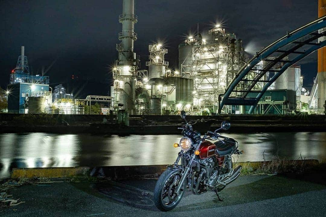 Honda 本田技研工業(株)さんのインスタグラム写真 - (Honda 本田技研工業(株)Instagram)「工場夜景の明かりに照らされて夜明け前の薄暗さに映えるCB1100 EX。 . 「午前四時」 Photo by @bin_factory . #MeandHonda #Honda #写真 #photo #ファインダー越しの私の世界 #バイク #CB1100 #CB1100EX #ホンダバイク #HondaBike #ホンダ乗りと繋がりたい . 本アカウントでは、「 #MeandHonda 」をつけてInstagramに投稿された皆さんのお出かけ写真やHonda製品を取り入れた写真を紹介させていただきます。たくさんのご投稿をお待ちしています。」12月15日 11時00分 - hondajp