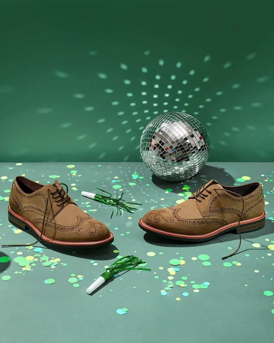 のインスタグラム：「Reward yourself for all your WFH with a WPFH (Work Party From Home) AND a pair of our Klay oxfords. They have all the flex you need on the dancefloor – just try not to trip over your dog. #StaySafe #WFH #GreenMonday #KeepYourDistance  When you shop at KennethCole.com, we’ll donate to The New York Public Library in support of The Harry Belafonte Black Liberation Speaker Series. Info link in bio.」