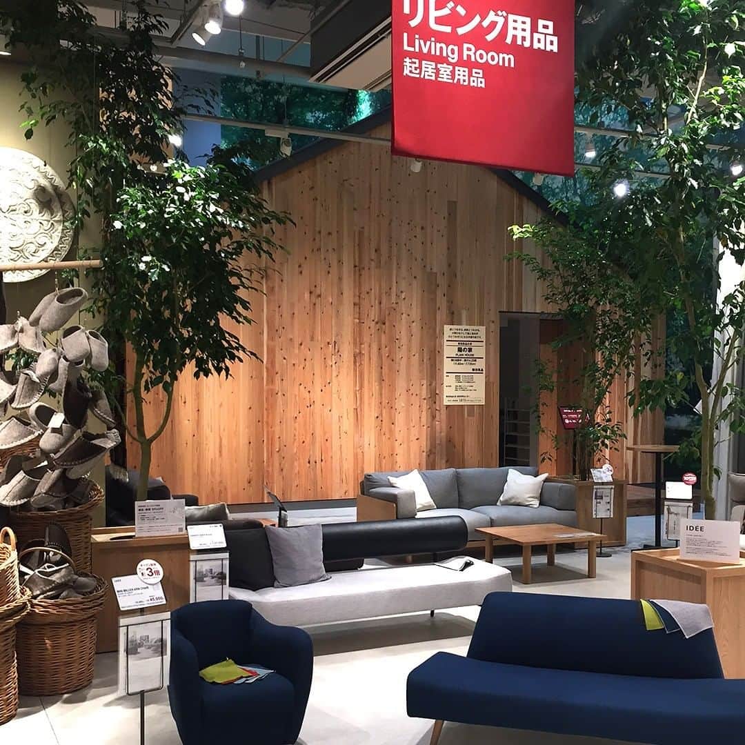 無印良品さんのインスタグラム写真 - (無印良品Instagram)「【無印良品の家】最新店舗 無印良品 東京有明で「家の話をしよう」 - ついに2020年12月3日（木）、「無印良品 東京有明」がグランドオープン。 約1,400坪の巨大なお店の2階で、MUJI HOUSEの新築戸建て商品「陽の家」と、マンションフルリノベーション商品「MUJI INFILL 0」が、家づくりのテーマの中核として「実物」を展示・販売しています。 - 無印良品の家具や衣類に囲まれて、ごく自然に「陽の家」が「まるごと」建っている売場には、「家の話をしよう」の垂れ幕が下がり、「家づくり」の気分がどんどん上がりそうです。 - 詳しくは、無印良品の家HP内の『住まいのコラム』をご覧ください。 - #無印良品 #MUJI #無印良品の家 #住まいのコラム #MUJIHOUSE」12月15日 11時00分 - muji_global