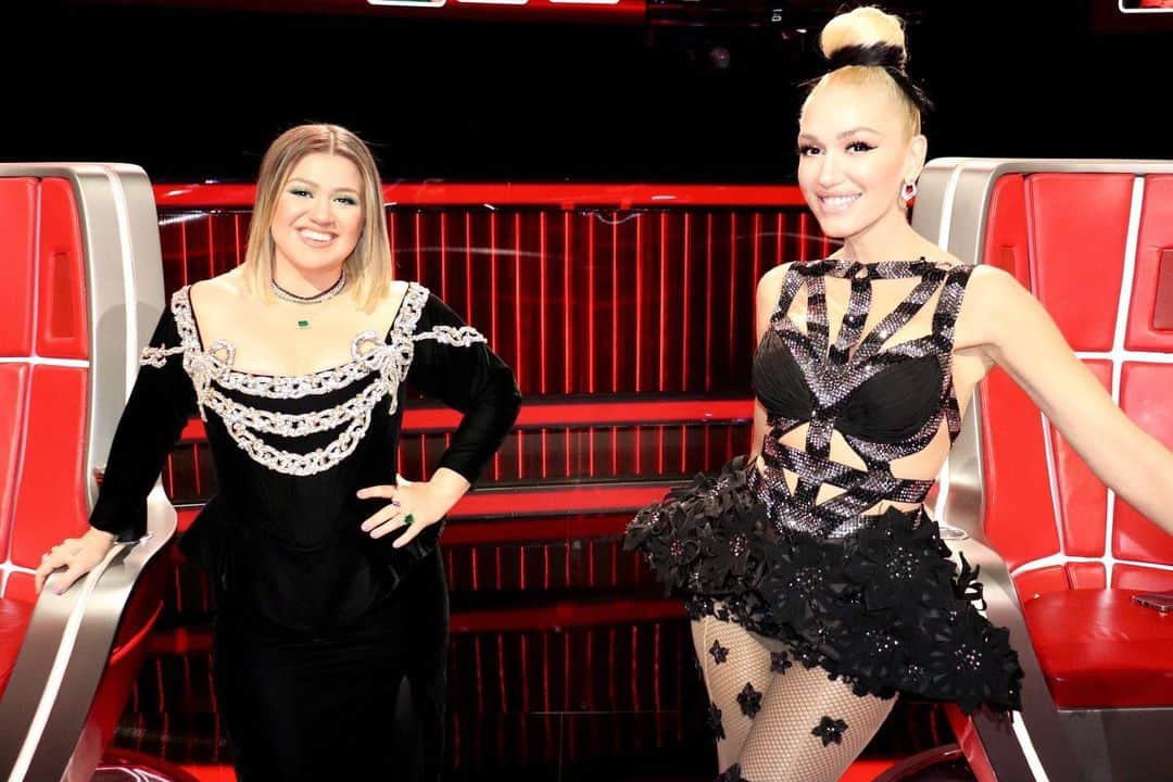 ケリー・クラークソンさんのインスタグラム写真 - (ケリー・クラークソンInstagram)「Twinning tonight with @GwenStefani ❤️🖤 #TheVoice #TeamKelly」12月15日 11時02分 - kellyclarkson