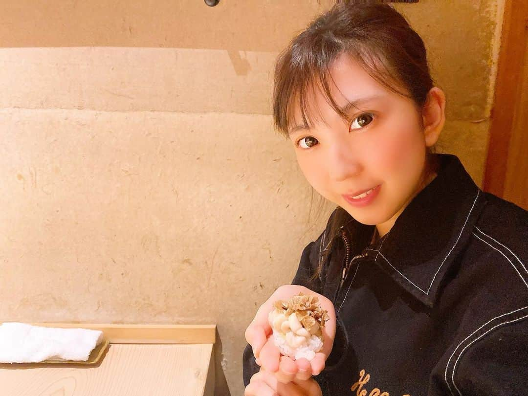 高槻実穂さんのインスタグラム写真 - (高槻実穂Instagram)「初めてのホタテとトリュフのコラボレーション🍣🍣 手の上に載せて食べるのがいいみたいで口に全然入らなかった🥺 ちなみに高校生の時はお寿司屋さんでバイトしてました！  #お寿司 #寿司 #寿司屋 #おすし #おすし🍣 #寿司ランチ #寿司スタグラム #🍣🍣🍣 #食べスタグラム #食べるの大好き #食べることが幸せ #食べることが幸せ #飯テロ #飯テログラム  #instagood #instalike #instafood #followｍe #foodstagram」12月15日 11時04分 - mihorintakatuki7