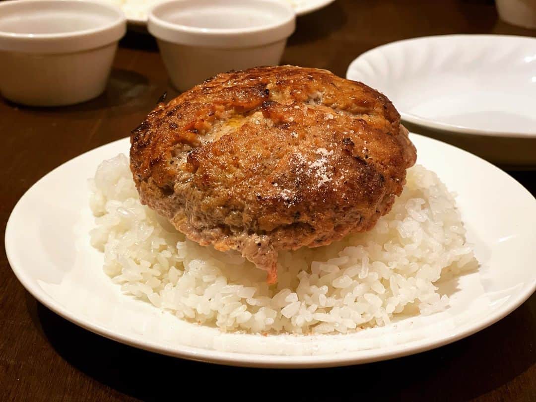 MAX鈴木のインスタグラム：「人を幸せにするハンバーグ🤎 俺的には塩かけるのオススメ🤍 #町田 #ハンバーグ #ご飯が確実に足りない #あえておかわりせず贅を極めてみた」