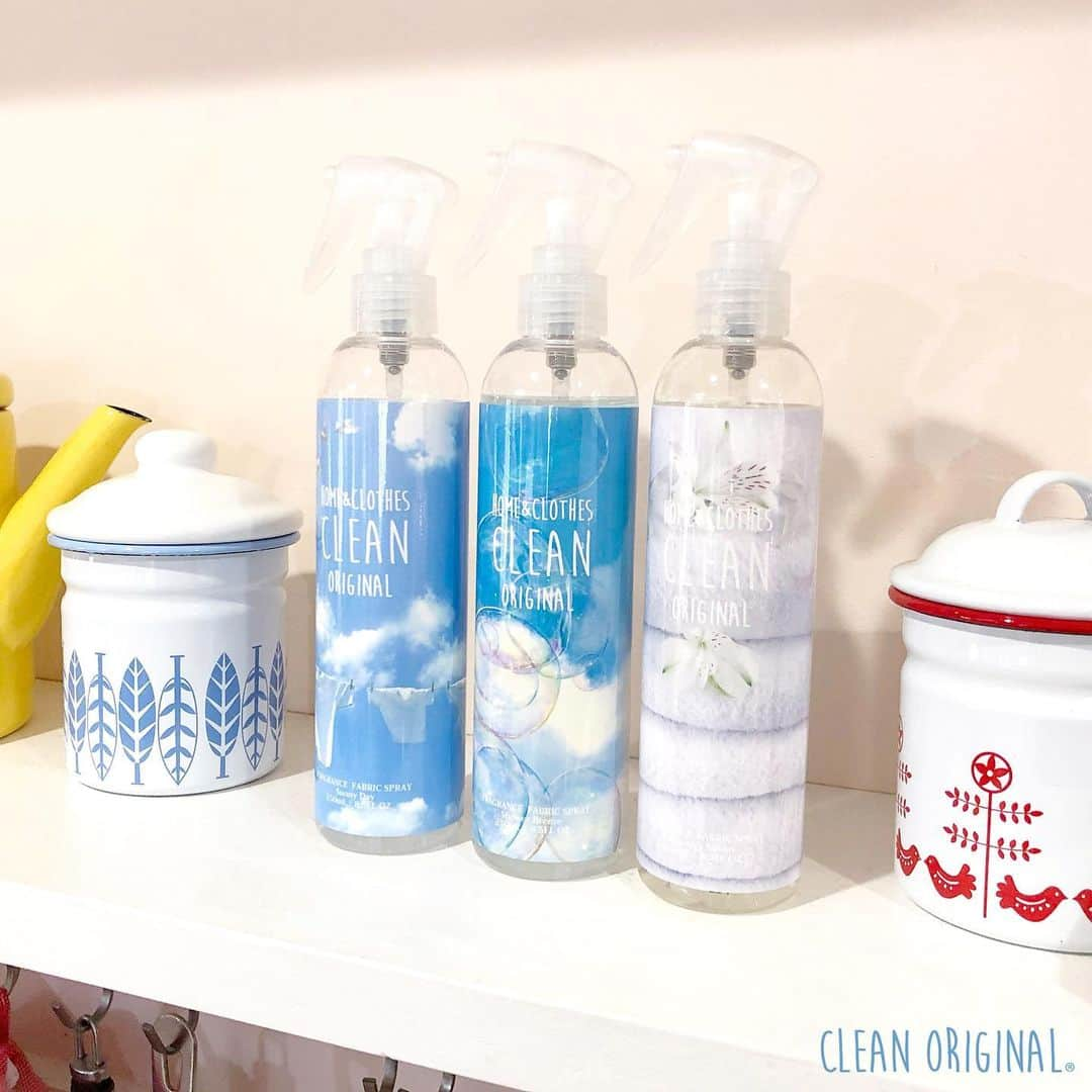 FRAGRANCYさんのインスタグラム写真 - (FRAGRANCYInstagram)「【CLEAN ORIGINAL】 衣類やお部屋を爽やかな香りで包み込む フレグランスファブリックスプレー  スプレーするだけで簡単に消臭・除菌※❣️ 国産植物から抽出したナチュラルな成分と銀イオンが タバコや汗等の嫌なニオイや菌の繁殖をダブルで消臭・除菌※。  写真左から #サニーデイ 澄み渡った青空をハーバルとシトラスの 風が吹き抜ける軽やかで爽快な香り。  #シャワーブリーズ シャワーのようにキラキラと降り注ぐ ユリとシャボンの清潔感あふれる香り。  #ランドリーサボン スズランとヒヤシンスが柔らかく 満ちて香る、誰もが愛する優しい香り。  衣類やお部屋にシュッとして 気分もリフレッシュ💁‍♀️  ※ すべての臭い・菌に効果があるということではありません。  *⑅︎୨୧┈︎┈︎┈︎┈︎┈︎┈︎┈︎┈︎┈︎┈︎┈︎┈︎┈︎┈︎┈︎┈︎┈︎┈︎┈︎┈︎┈︎┈︎┈︎୨୧⑅︎*  @cleanoriginal  #fragrancy_online #fragrancyonline #fragrancy #clean #japan #fabricspray #フレグランシーオンライン #フレグランシー #フレグランスファブリックスプレー #クリーン #日本 #除菌スプレー #消臭スプレー #除菌 #消臭 #いい香り #いい匂い #雑貨好きな人と繋がりたい」12月15日 11時06分 - fragrancy_online