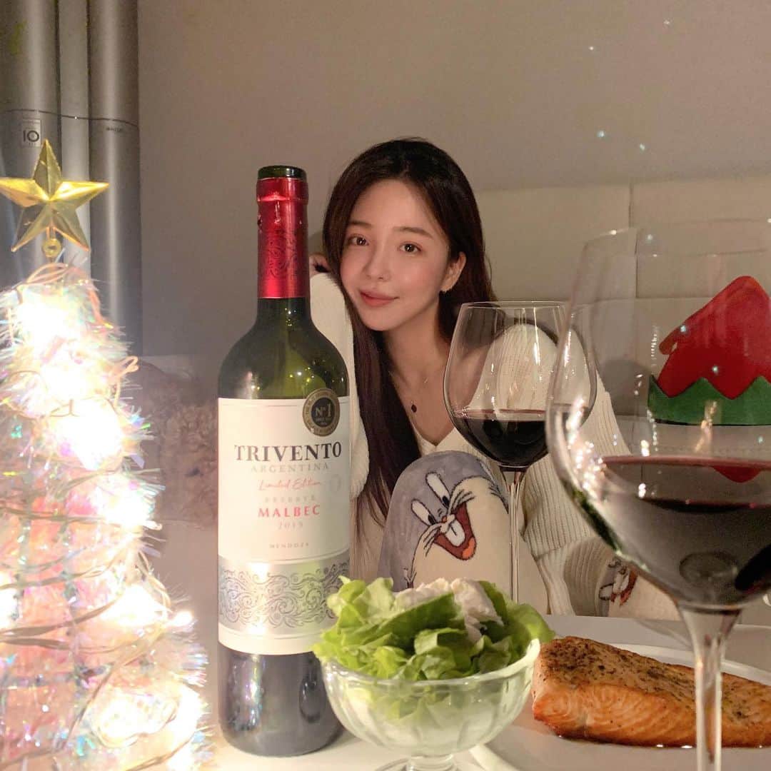 ユン・アラのインスタグラム：「#광고 #롯데시그니처와인 과 함께하는 시간 ♥️ 주말은 집에서 엄마랑 크리스마스 분위기 내면서 소소한 이야기를 나눴어요. 롯데 시그니처 와인인, 트리벤토 리미티드 에디션과  내사랑 연어구이 곁들여 먹었답니다 😊  요 풍미 가득하고 가성비 좋은 10,900원 아르헨티나산 와인은  롯데백화점과 롯데마트, 롯데슈퍼, 세븐일레븐에서  만나보실 수 있어요 !🍷  모두 따뜻한 연말 보내세요 🎄   #트리벤토_리미티드에디션 #고급진가성비와인 과 함께」
