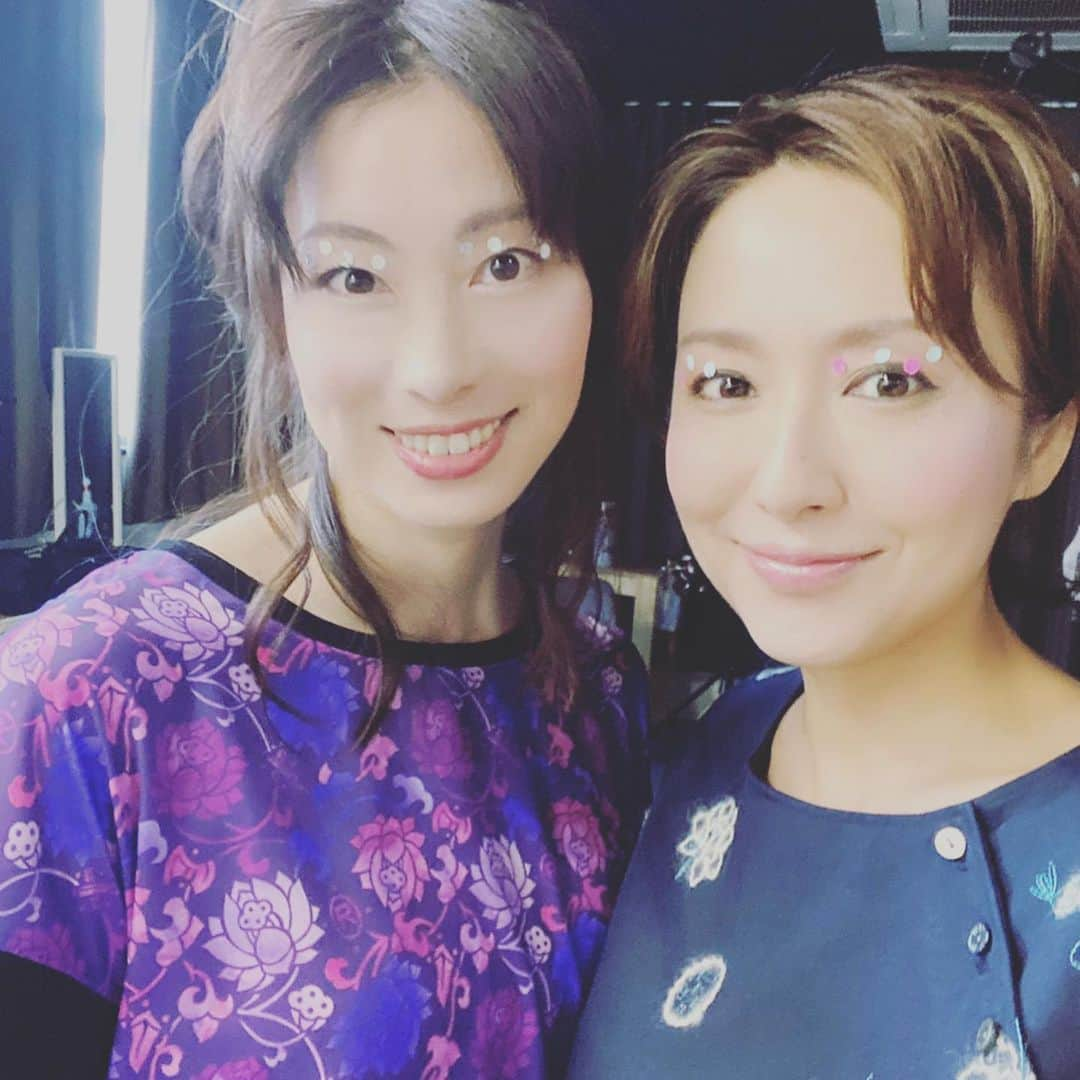 佐藤康恵さんのインスタグラム写真 - (佐藤康恵Instagram)「ROUROU 撮影オフショット❣️ ネオアジアなROUROU ブランドは、 デザイナーマキちゃんの世界観が素晴らしい💠🏵お花のデザイン全てが生花のようにみずみずしい✨ 20周年、本当におめでとう㊗️ そして、いつもありがとう♡♡♡ マキちゃんとは昔、「ラ王」コマーシャルで2本も共演したんだよね(^^)(^^) @rourou_official  @kaefujimori  #rouroupanda #yasuesato #rourou #佐藤康恵 #モデル #singer #actress #love #早園マキ」12月15日 11時11分 - yasuesato.official