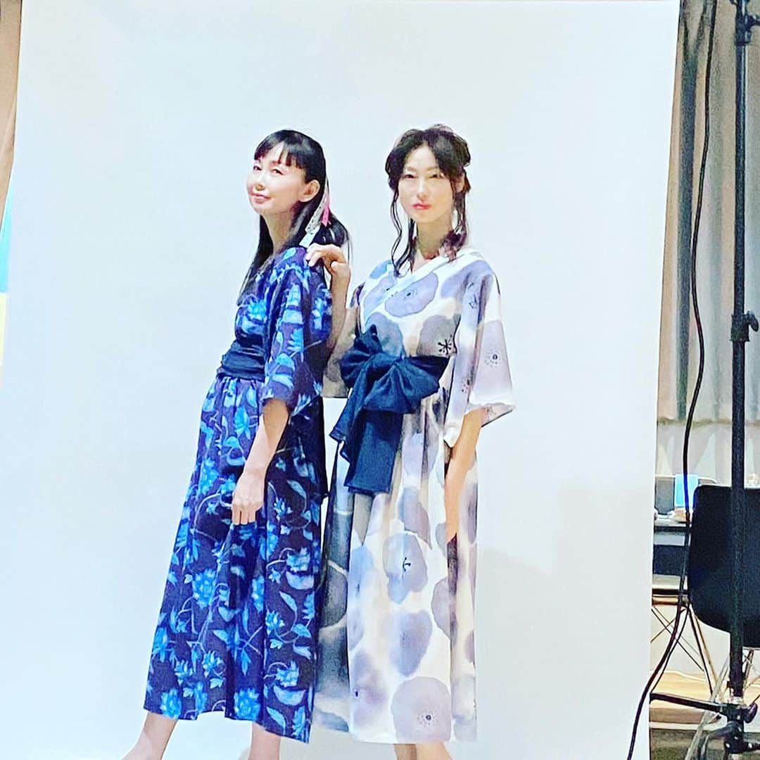 佐藤康恵さんのインスタグラム写真 - (佐藤康恵Instagram)「ROUROU 撮影オフショット❣️ ネオアジアなROUROU ブランドは、 デザイナーマキちゃんの世界観が素晴らしい💠🏵お花のデザイン全てが生花のようにみずみずしい✨ 20周年、本当におめでとう㊗️ そして、いつもありがとう♡♡♡ マキちゃんとは昔、「ラ王」コマーシャルで2本も共演したんだよね(^^)(^^) @rourou_official  @kaefujimori  #rouroupanda #yasuesato #rourou #佐藤康恵 #モデル #singer #actress #love #早園マキ」12月15日 11時11分 - yasuesato.official