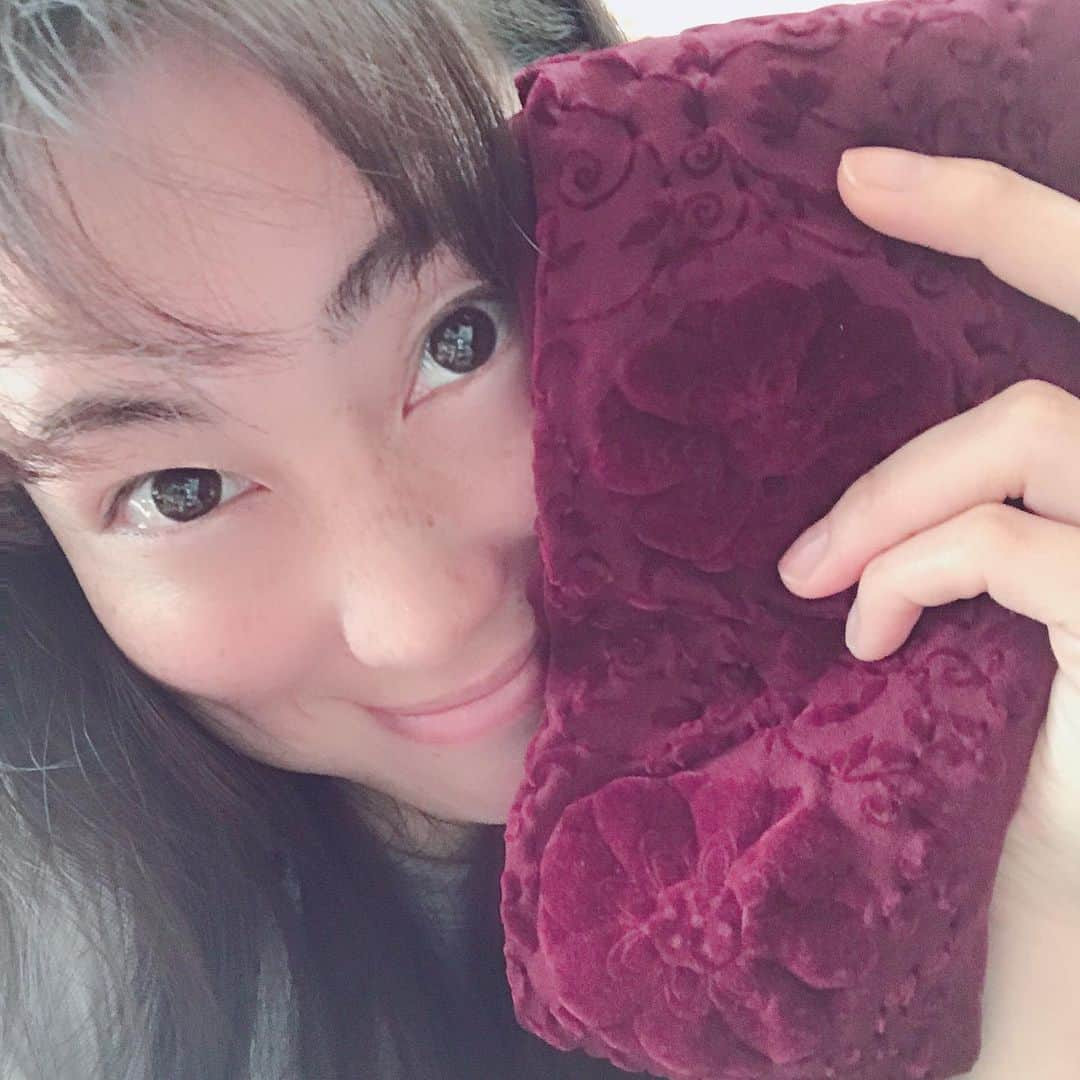 佐藤康恵さんのインスタグラム写真 - (佐藤康恵Instagram)「ROUROU 撮影オフショット❣️ ネオアジアなROUROU ブランドは、 デザイナーマキちゃんの世界観が素晴らしい💠🏵お花のデザイン全てが生花のようにみずみずしい✨ 20周年、本当におめでとう㊗️ そして、いつもありがとう♡♡♡ マキちゃんとは昔、「ラ王」コマーシャルで2本も共演したんだよね(^^)(^^) @rourou_official  @kaefujimori  #rouroupanda #yasuesato #rourou #佐藤康恵 #モデル #singer #actress #love #早園マキ」12月15日 11時11分 - yasuesato.official