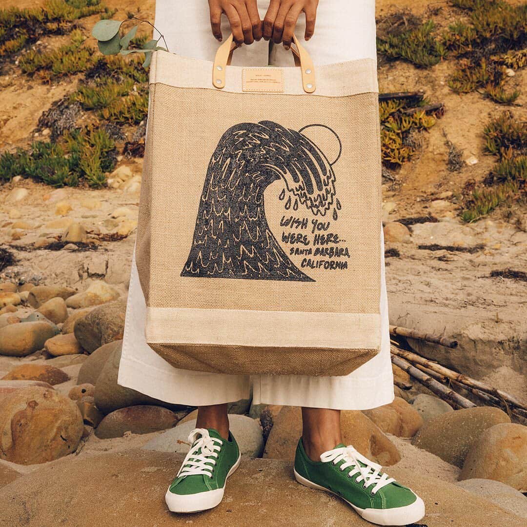シービーズのインスタグラム：「NEW GOODS available online now. 💫 Hit the link in our bio for bags, hats, tees and more or you can visit us at @seavees_santabarbara to shop them in-person.   #letsgetcasual」