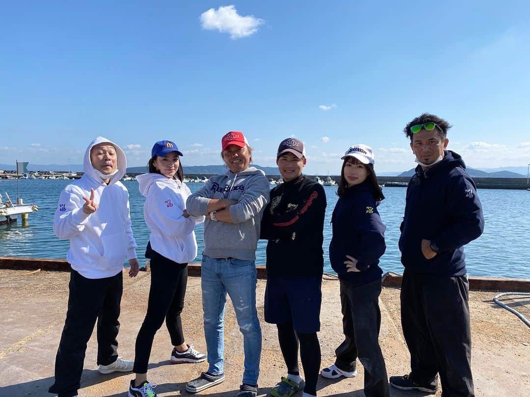 矢野由希子さんのインスタグラム写真 - (矢野由希子Instagram)「SLJのパイオニア なかぴー( @takeshi_nakamura_shimancyuu ) にスーパーライトジギングというものを 教えてもらったよ🎣  #SLJ #スーパーライトジギング #ウォブリン #wobblin #ヤズ #キジハタ #アコウ #アラカブ #カサゴ も釣れたよ #釣り #釣りるれろ」12月15日 11時23分 - yanoyukiko_