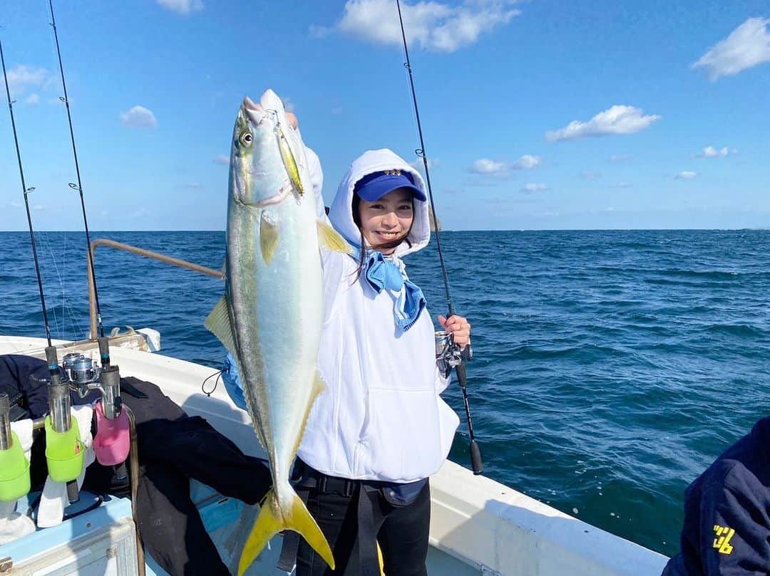 矢野由希子のインスタグラム：「SLJのパイオニア なかぴー( @takeshi_nakamura_shimancyuu ) にスーパーライトジギングというものを 教えてもらったよ🎣  #SLJ #スーパーライトジギング #ウォブリン #wobblin #ヤズ #キジハタ #アコウ #アラカブ #カサゴ も釣れたよ #釣り #釣りるれろ」