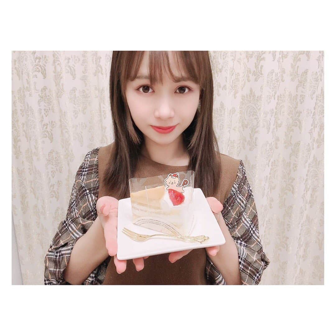 小河結香さんのインスタグラム写真 - (小河結香Instagram)「パステルのプリンケーキ🍮🎄 こっそり食べてたら天使が寄ってきた👼 最近セルカ棒で自撮りするのにハマってる様子📷 最近の子供の順応性には驚かされます😅 カメラ＝スマホ📱自撮り＝棒を使う と思っておられるようです🐥 電話の子機とかデジカメとか知らずに 大人になっていくのでしょうね✋笑 #パステル #pastel #プリンケーキ #パステルのプリンケーキ #クリスマスケーキ #天使の自撮り #天使の笑顔 #セルカ棒のある生活」12月15日 11時15分 - yun2world