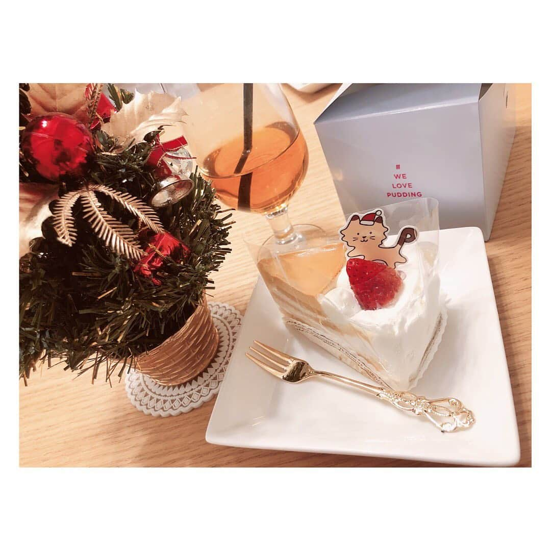 小河結香さんのインスタグラム写真 - (小河結香Instagram)「パステルのプリンケーキ🍮🎄 こっそり食べてたら天使が寄ってきた👼 最近セルカ棒で自撮りするのにハマってる様子📷 最近の子供の順応性には驚かされます😅 カメラ＝スマホ📱自撮り＝棒を使う と思っておられるようです🐥 電話の子機とかデジカメとか知らずに 大人になっていくのでしょうね✋笑 #パステル #pastel #プリンケーキ #パステルのプリンケーキ #クリスマスケーキ #天使の自撮り #天使の笑顔 #セルカ棒のある生活」12月15日 11時15分 - yun2world