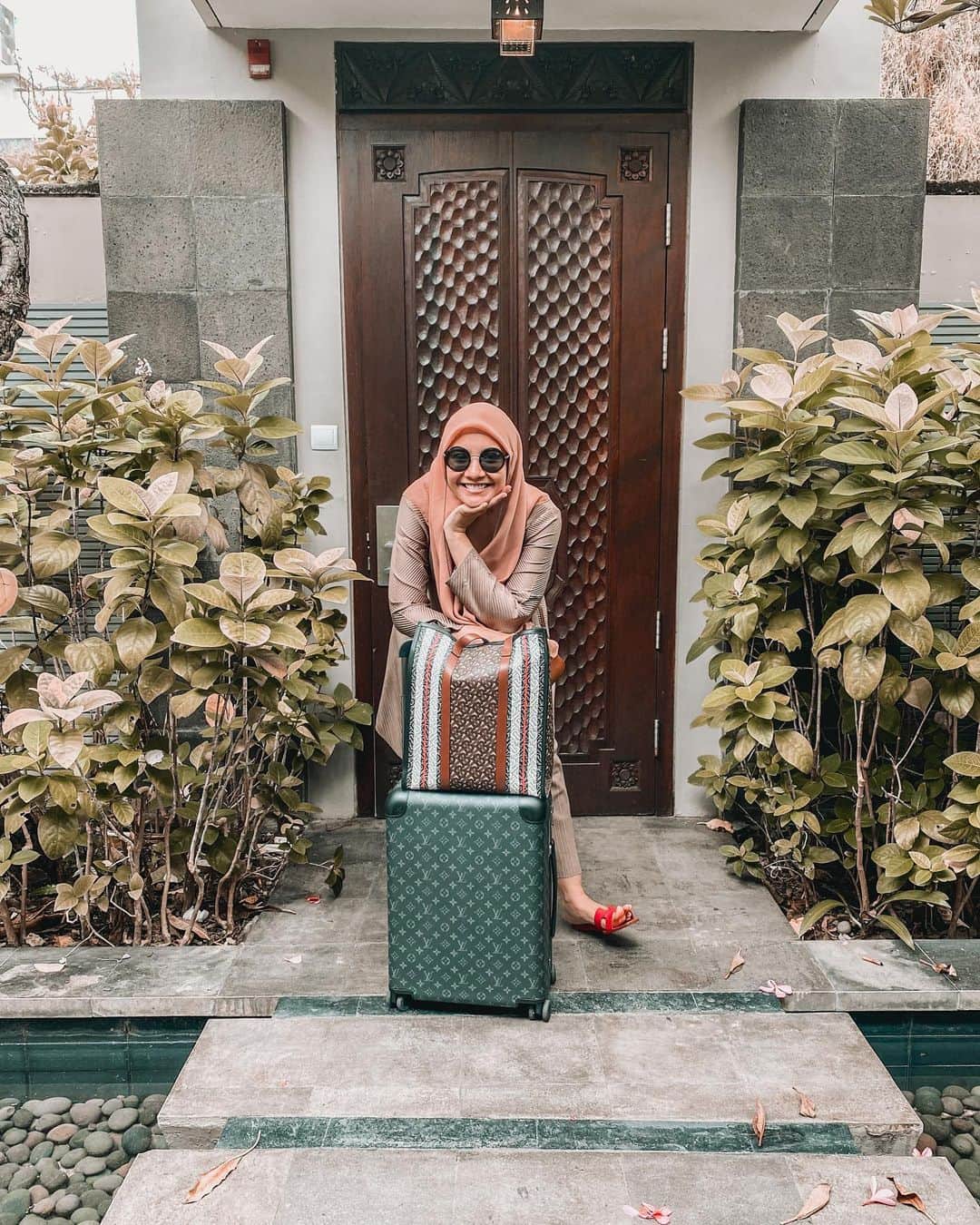 のインスタグラム：「Pindah Kemana lagi kita 🐛 @sungkarsfamily」