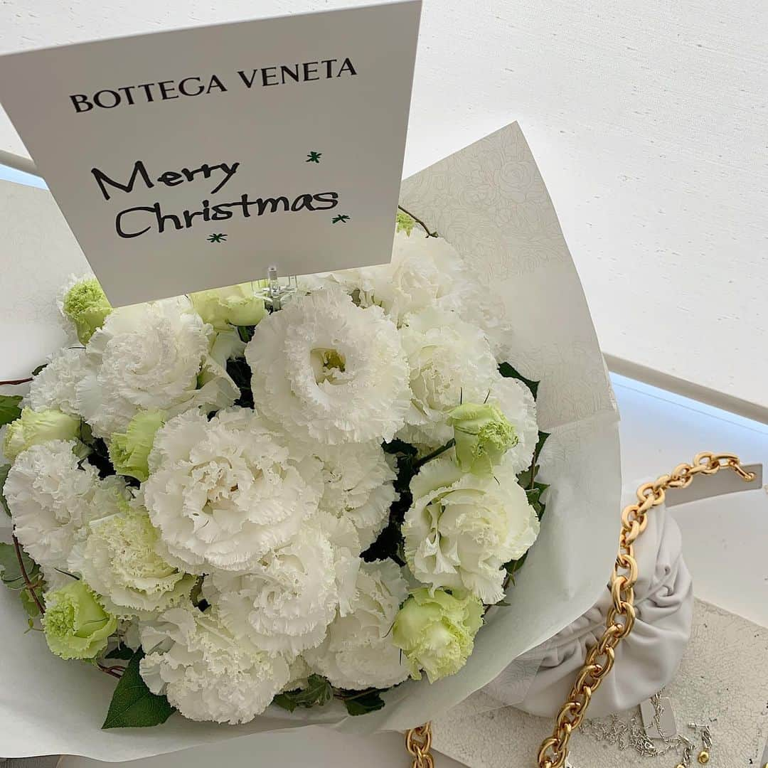 chieko6さんのインスタグラム写真 - (chieko6Instagram)「BOTTEGA VENETA  ‘SALON 01 LONDON’  One インスピレーション Two 制作過程 Three コレクション Four ミュージック  グリーンのキャンバスの 大きな特製トートバッグの中にセッティングされた 4つのギフトで14日の22時に発表されたショーを ひと足早く体験させていただきました。  春夏もダニエルにワクワクする:-)  #bottegaveneta #salon01 #daniellee   素敵なアレンジメントも ありがとうございました🎄  #chiekoplus」12月15日 11時18分 - chieko6