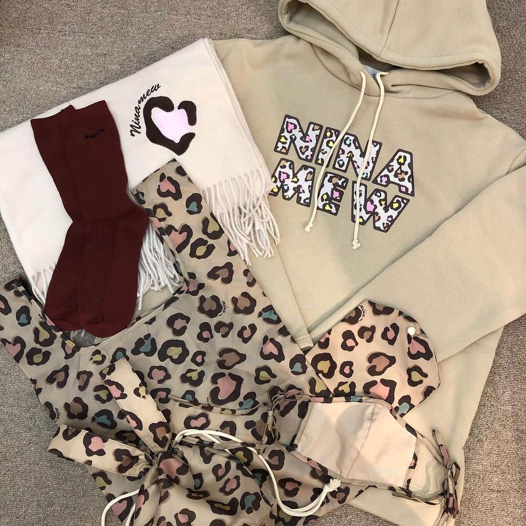 新谷美奈のインスタグラム：「.﻿ ﻿ パーカー🧸beige ver.﻿ ﻿ ﻿  🎍Nina mew 2021 HAPPY BAG🛍﻿ “新しい時代の、新しいかわいい”﻿ みんな大好き！Nina mewのヒョウ柄の﻿ アイテムが盛りだくさんな福袋☺️💗﻿ ﻿ ☑︎パーカー﻿ ☑︎ストール﻿ ☑︎マスク﻿ ☑︎マスクケース﻿ ☑︎エコバッグ﻿ ☑︎巾着バッグ﻿ ☑︎ソックス﻿ が必ず入って、総額7万円相当が11,000円！﻿ ﻿ この前ストーリーにUPしてた﻿ たくさんのご質問はハイライトにまとめてますので﻿ ぜひチェックしてみて下さいね💛﻿ ﻿ すでにご予約をたくさん頂いておりますので﻿ 気になる方はぜひお早めにご予約下さい😊﻿ ﻿ ____________________________________________﻿ ※数量限定のため、なくなり次第終了となります。﻿ ※ご予約は前金となっております。店頭にてご予約下さい。﻿ ____________________________________________﻿ ﻿ @ninamew_official#Ninamew#ニーナミュウ#GLAMOURbyGATHER#GATHER#ゆめタウン佐賀#ゆめタウン#セレクトショップ#selectshop#2021 #福袋 #新春#新春福袋 #HAPPYBAG #完売必至 #予約受付中#ご希望の方はDM下さいね🙋🏼💗」