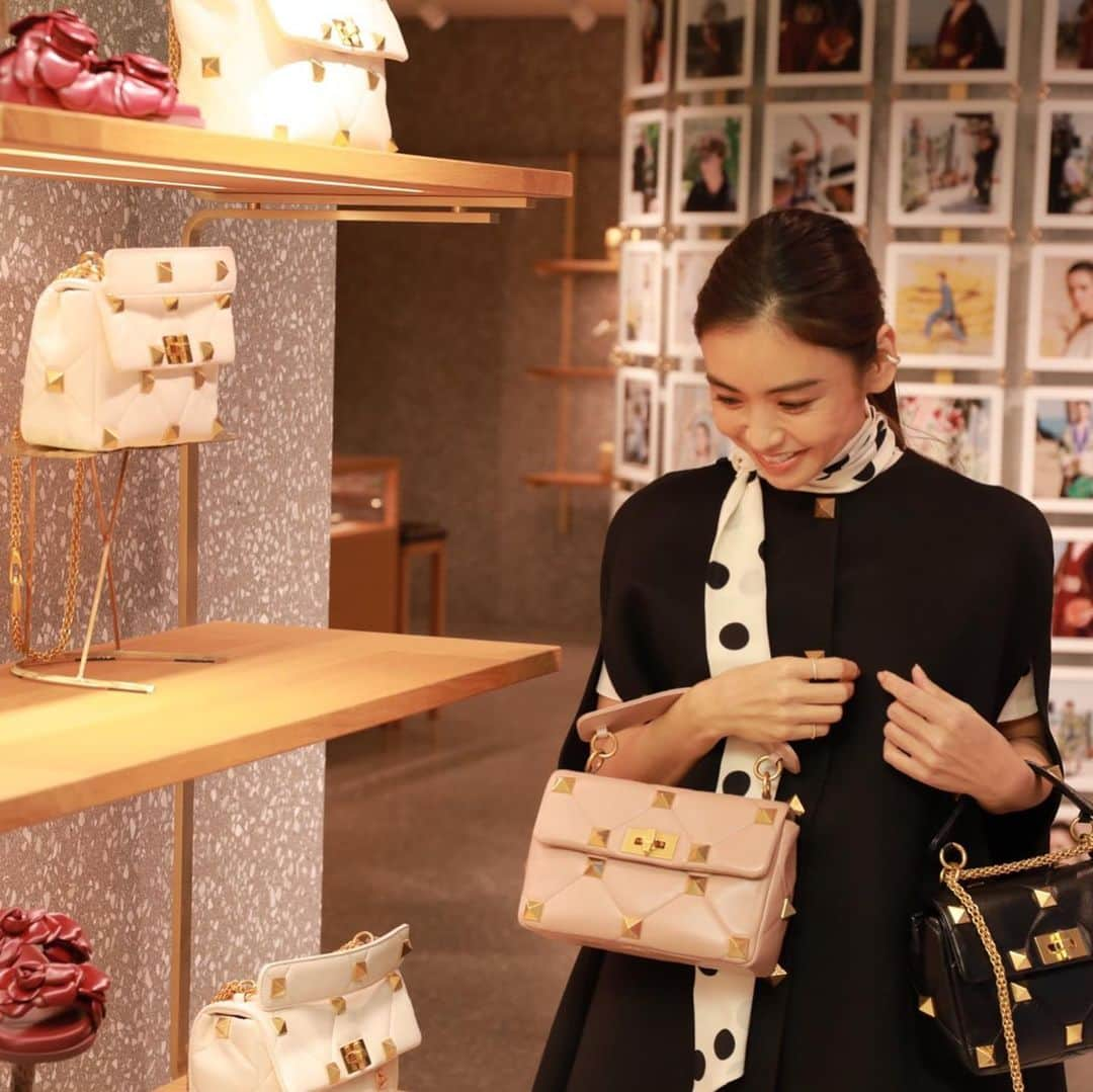 滝沢眞規子さんのインスタグラム写真 - (滝沢眞規子Instagram)「Valentino 銀座店でお店に並んだばかりの2021年リゾートコレクション新作を見てきました🔹🔹🔹 新作の「ローマンスタッズ」は大きめのスタッズがとても魅力的🔹🔹🔹 ほかにも色々と素敵だったのでストーリーに載せておきます🔹🔹🔹  バッグ＆シューズ Valentino Garavani ケープ Valentino  @maisonvalentino #romanstud  #ローマンスタッズ  #ValentinoDiary」12月15日 11時19分 - makikotakizawa