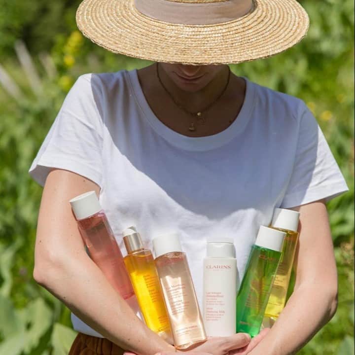 Clarins Canadaのインスタグラム：「Preserving nature has always been at the heart of Clarins, and with our new Cleansers & Toning Lotions, we continue this mission.⁣ We even use new, eco-developed tinted containers made from recycles plastic & no products comes in an outer carton. Consider these Cleansers & Toning Lotions a love letter to Mother Earth! 🌎💙⁣ __________⁣ Préserver la nature a toujours été au coeur des actions de Clarins et nous poursuivons cette mission avec nos nouveaux Démaquillants & Lotions Toniques.⁣ D'ailleurs, nous utilisons de tout nouveaux flacons teintés éco-pensé intégrant du plastique recyclé et les produits viennent sans emballage de carton. Considérez donc ces Démaquillants & Lotions Toniques comme une lettre d'amour à notre planète Terre !🌎💙⁣ .⁣ .⁣ .⁣ #Clarins #VelvetCleansingMilk #CleansingMicellarWater #TotalCleansingOil」